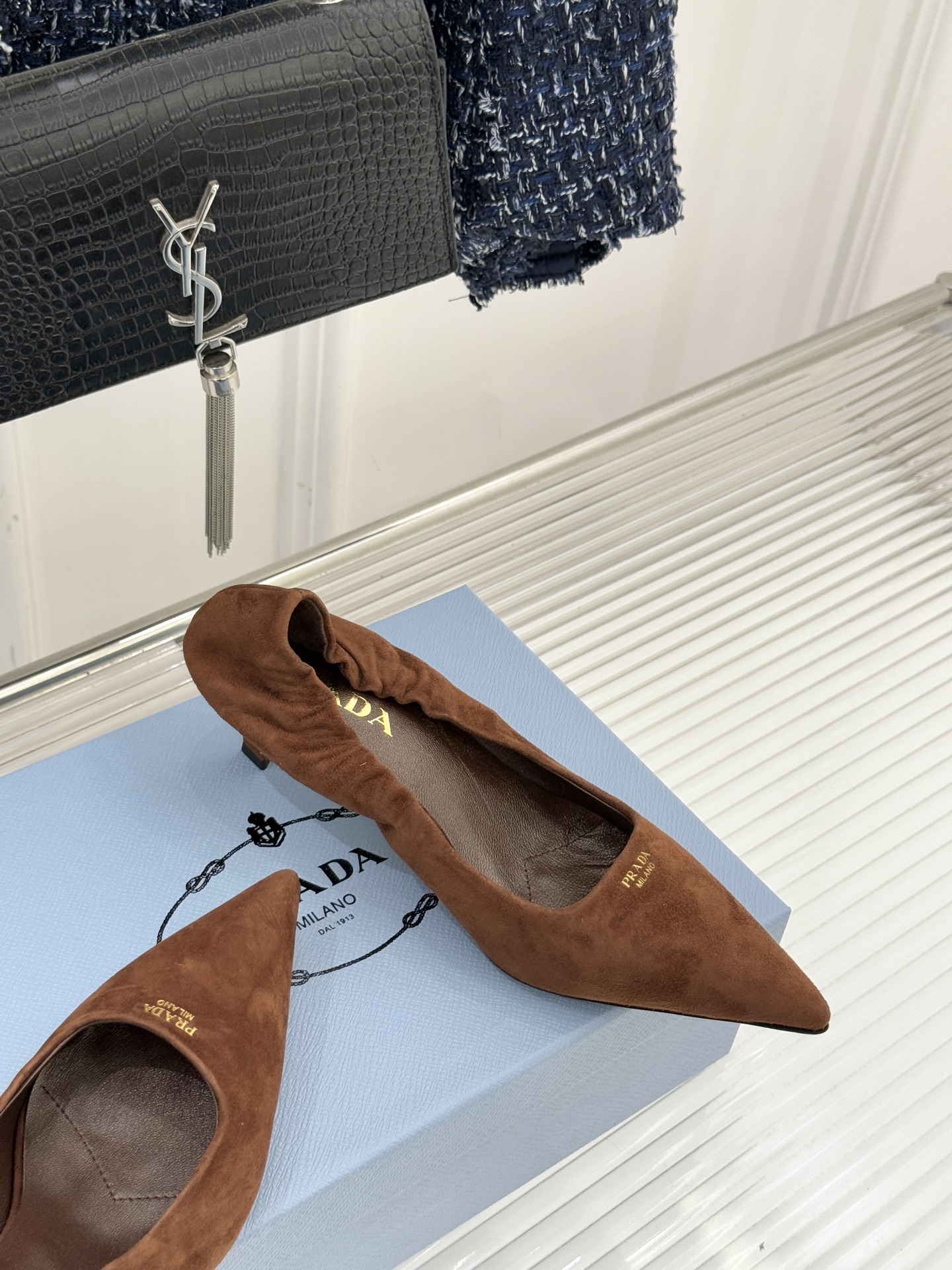 Prada/普拉达26WF新品复古字母尖头猫跟单鞋以“精致矛盾”美学重塑复古格调P家这款猫跟单鞋勾勒摩登