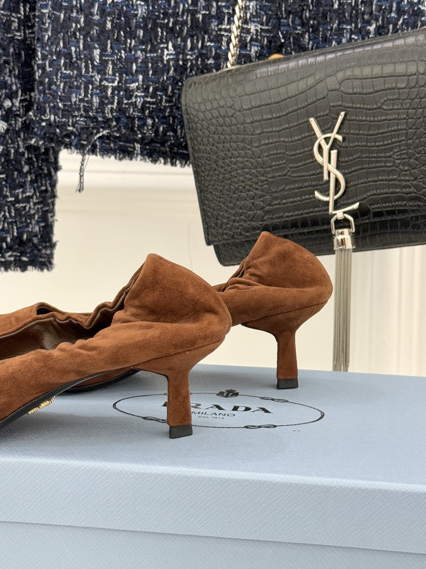 Prada/普拉达26WF新品复古字母尖头猫跟单鞋以“精致矛盾”美学重塑复古格调P家这款猫跟单鞋勾勒摩登