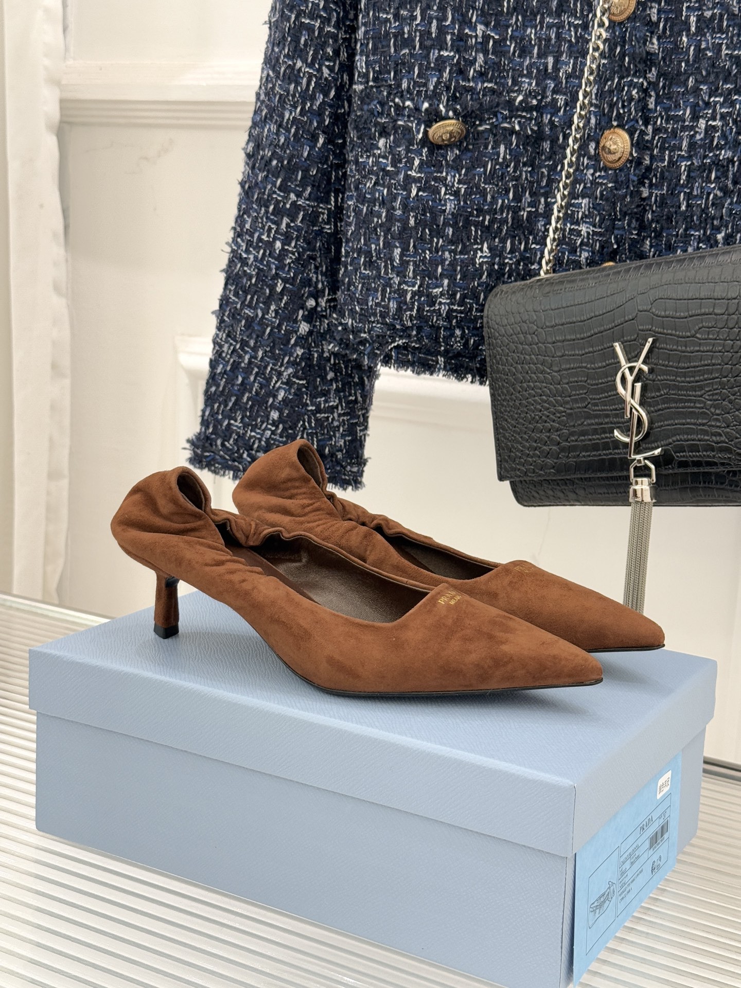 Prada/普拉达26WF新品复古字母尖头猫跟单鞋以“精致矛盾”美学重塑复古格调P家这款猫跟单鞋勾勒摩登