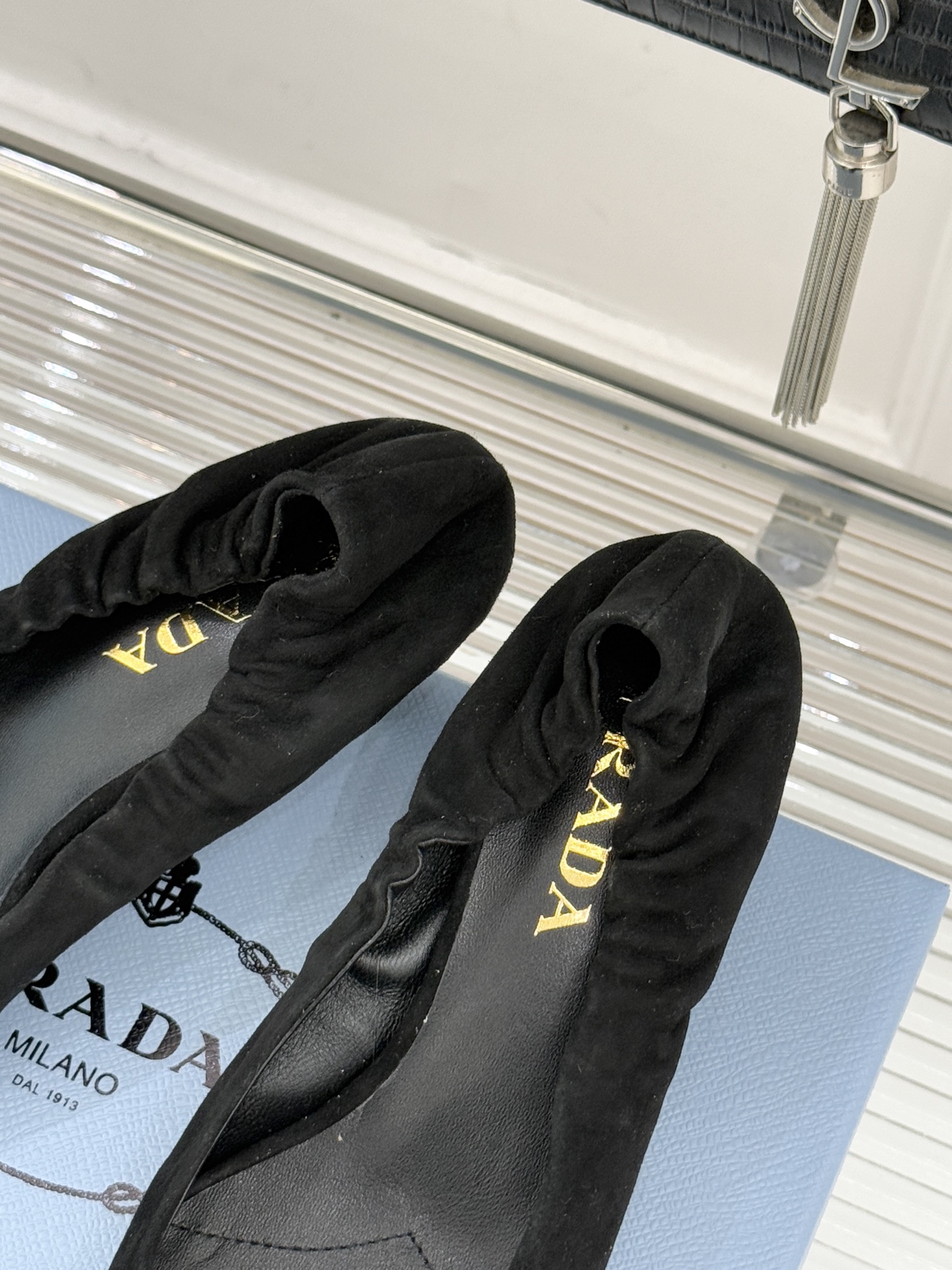 Prada/普拉达26WF新品复古字母尖头猫跟单鞋以“精致矛盾”美学重塑复古格调P家这款猫跟单鞋勾勒摩登