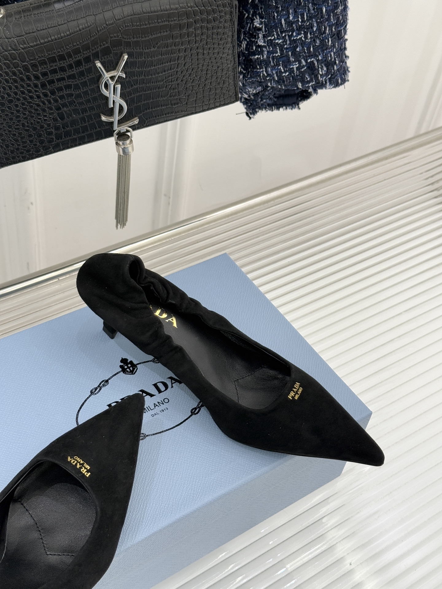 Prada/普拉达26WF新品复古字母尖头猫跟单鞋以“精致矛盾”美学重塑复古格调P家这款猫跟单鞋勾勒摩登