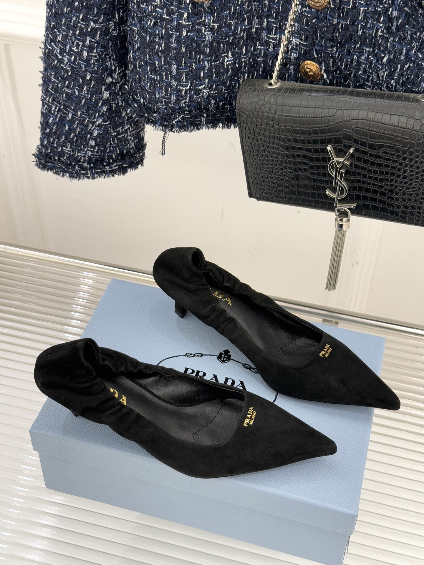 Prada/普拉达26WF新品复古字母尖头猫跟单鞋以“精致矛盾”美学重塑复古格调P家这款猫跟单鞋勾勒摩登