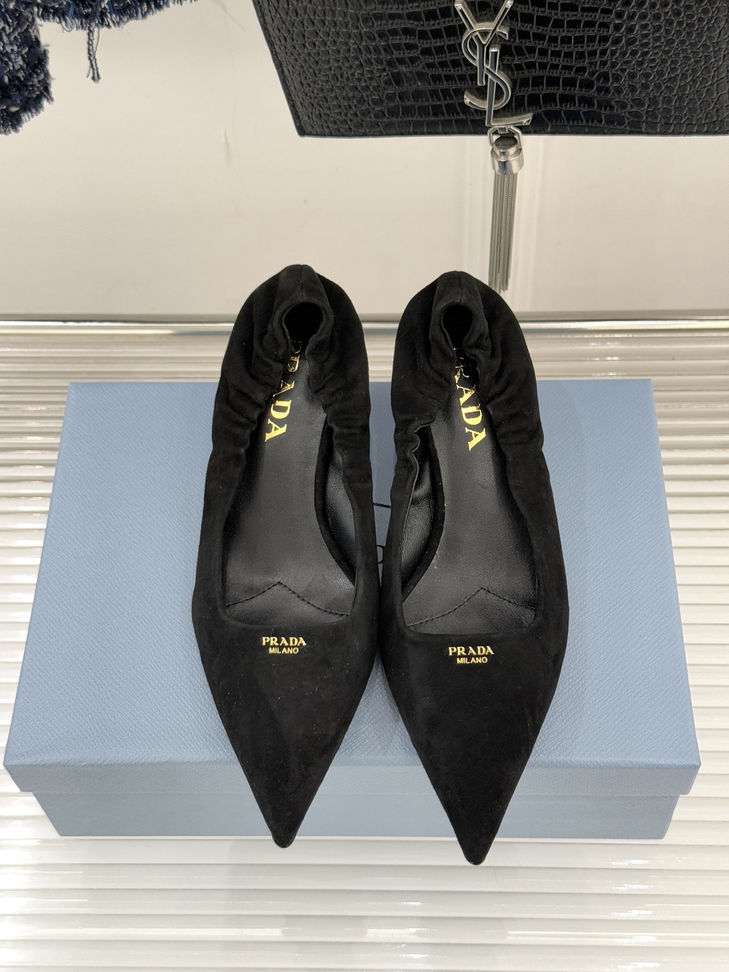 Prada/普拉达26WF新品复古字母尖头猫跟单鞋以“精致矛盾”美学重塑复古格调P家这款猫跟单鞋勾勒摩登