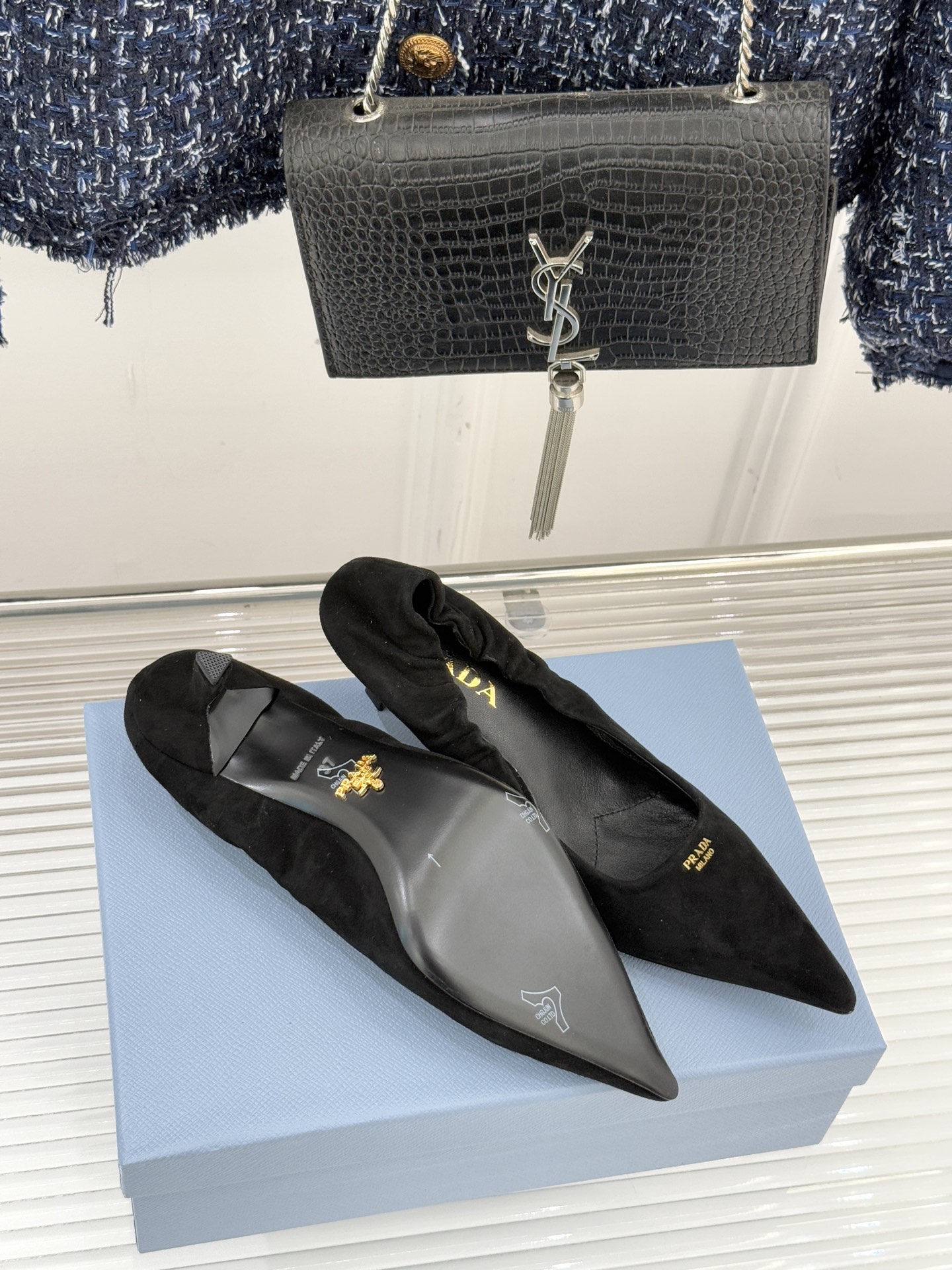 Prada/普拉达26WF新品复古字母尖头猫跟单鞋以“精致矛盾”美学重塑复古格调P家这款猫跟单鞋勾勒摩登