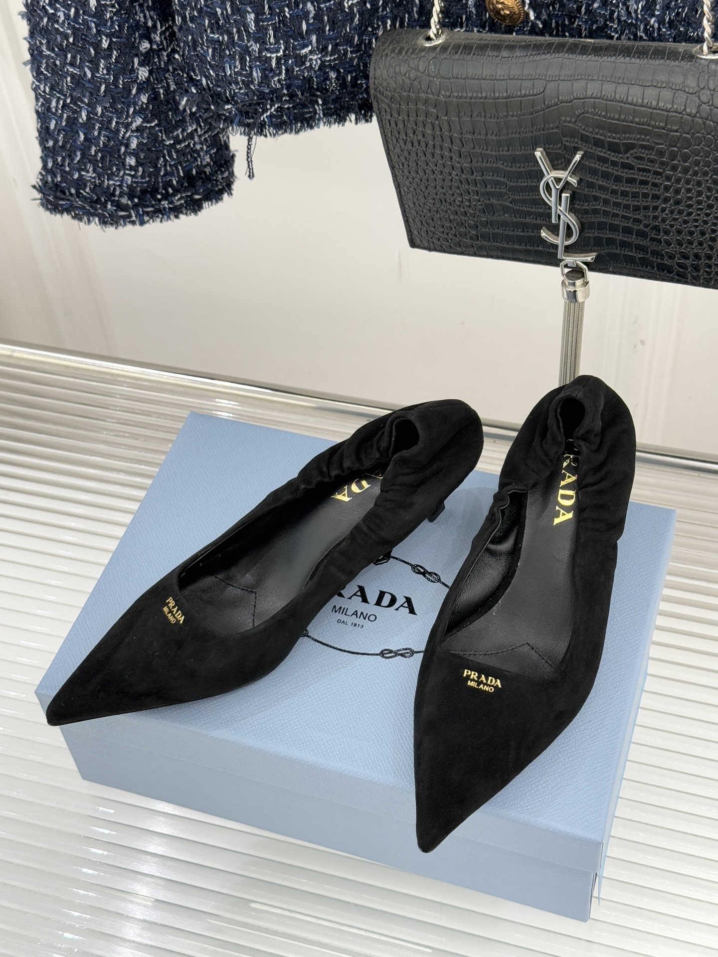 Prada/普拉达26WF新品复古字母尖头猫跟单鞋以“精致矛盾”美学重塑复古格调P家这款猫跟单鞋勾勒摩登