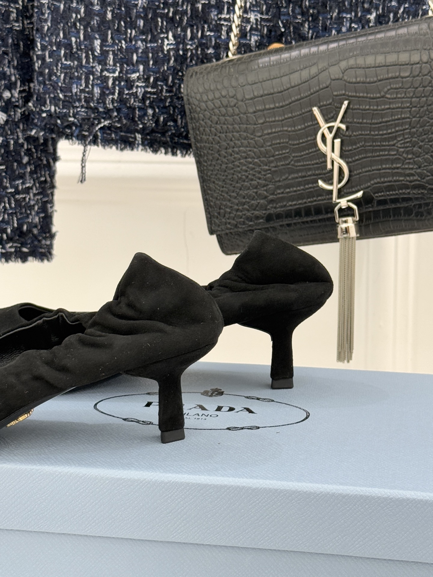 Prada/普拉达26WF新品复古字母尖头猫跟单鞋以“精致矛盾”美学重塑复古格调P家这款猫跟单鞋勾勒摩登