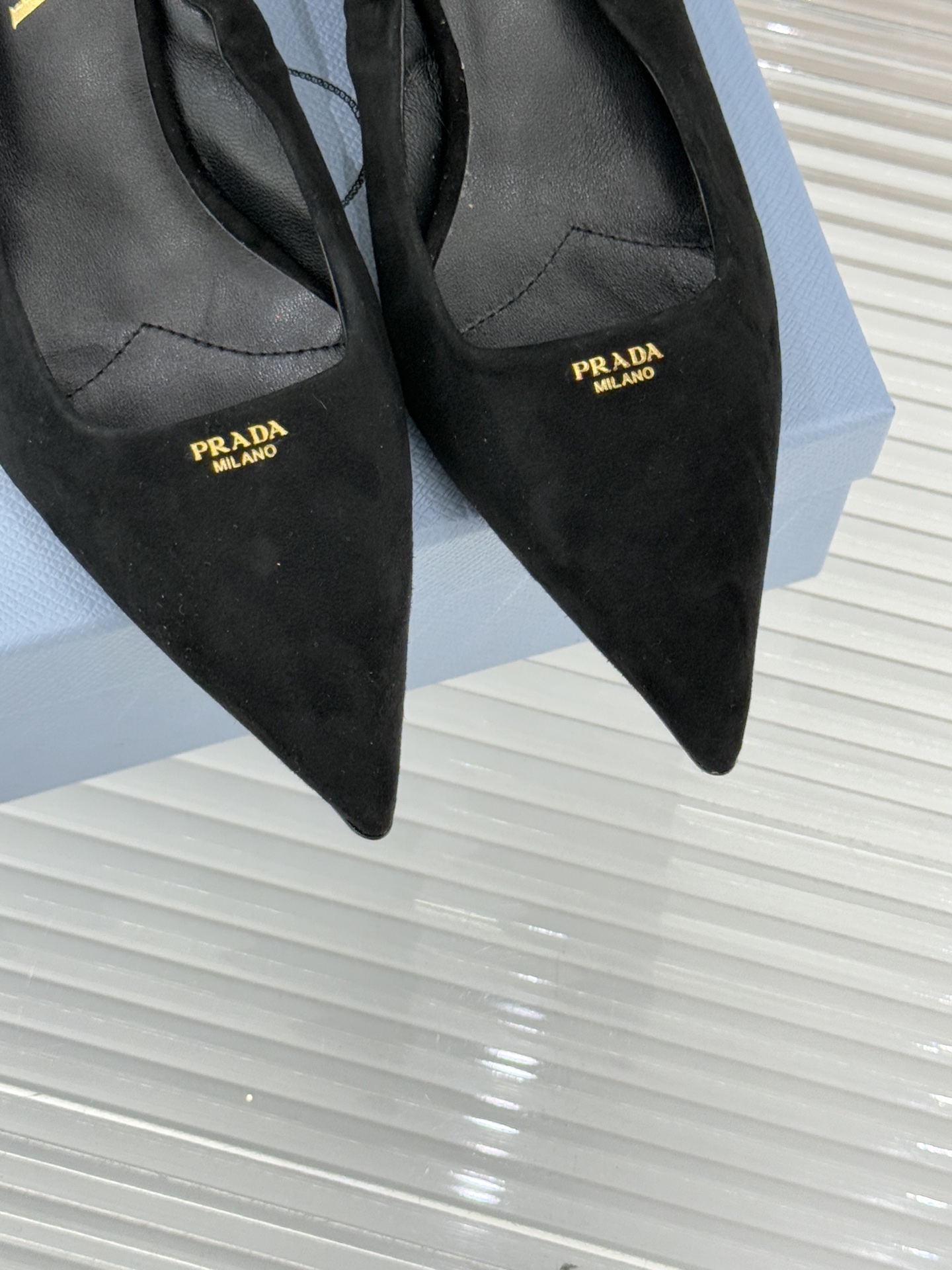 Prada/普拉达26WF新品复古字母尖头猫跟单鞋以“精致矛盾”美学重塑复古格调P家这款猫跟单鞋勾勒摩登