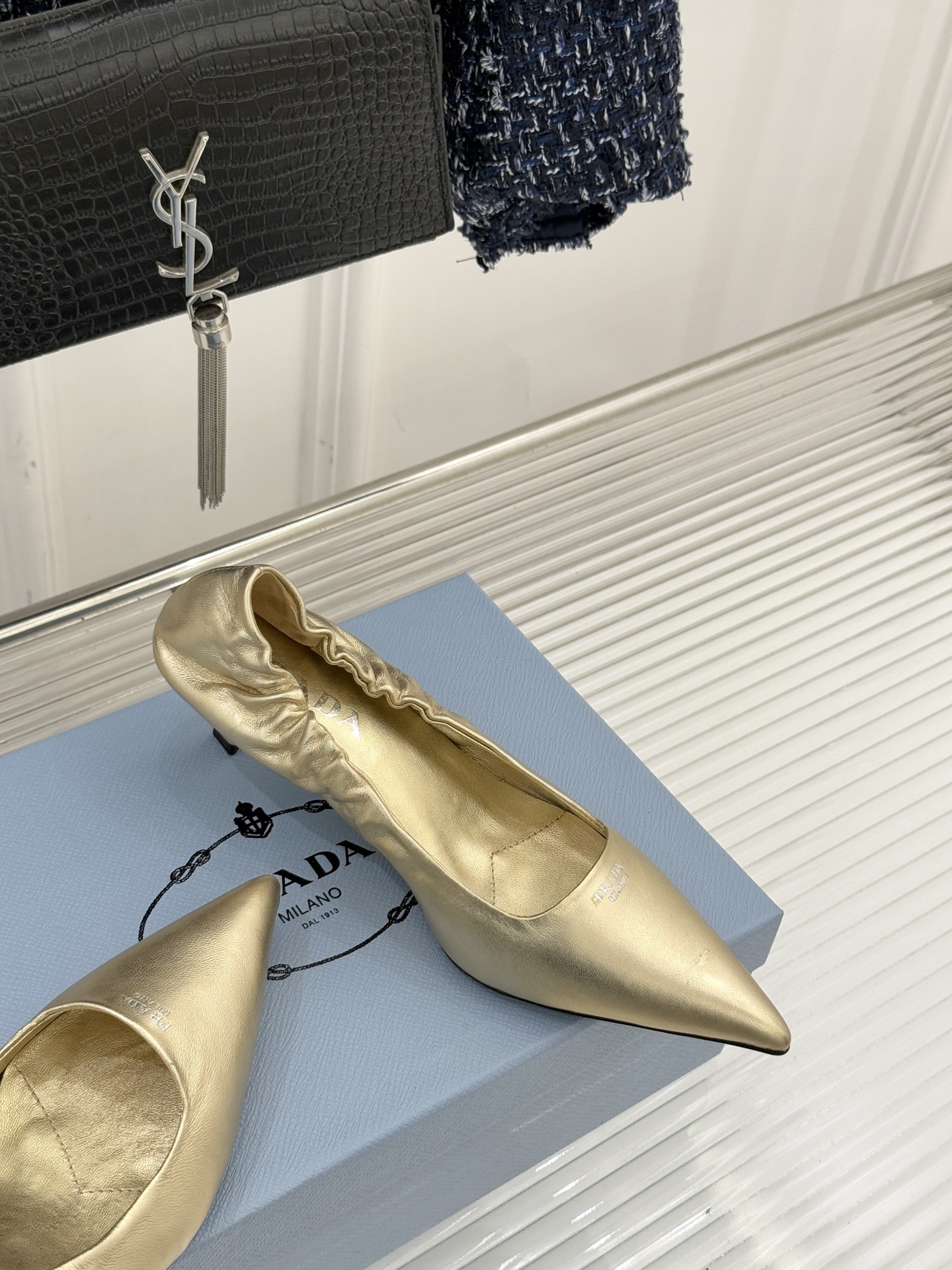 Prada/普拉达26WF新品复古字母尖头猫跟单鞋以“精致矛盾”美学重塑复古格调P家这款猫跟单鞋勾勒摩登