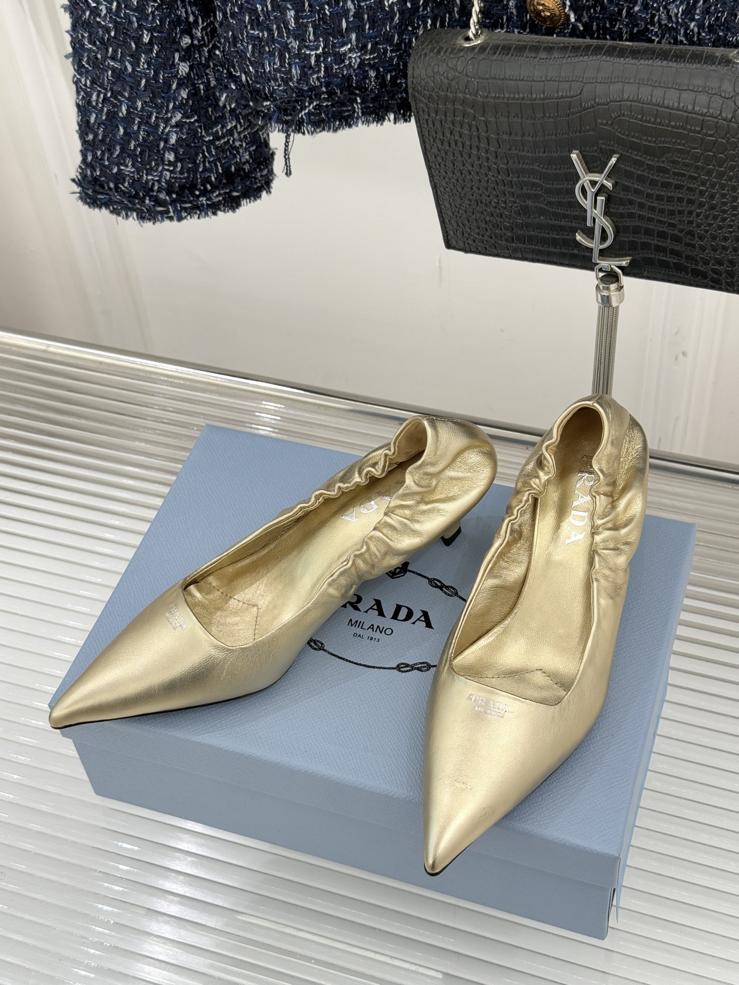 Prada/普拉达26WF新品复古字母尖头猫跟单鞋以“精致矛盾”美学重塑复古格调P家这款猫跟单鞋勾勒摩登