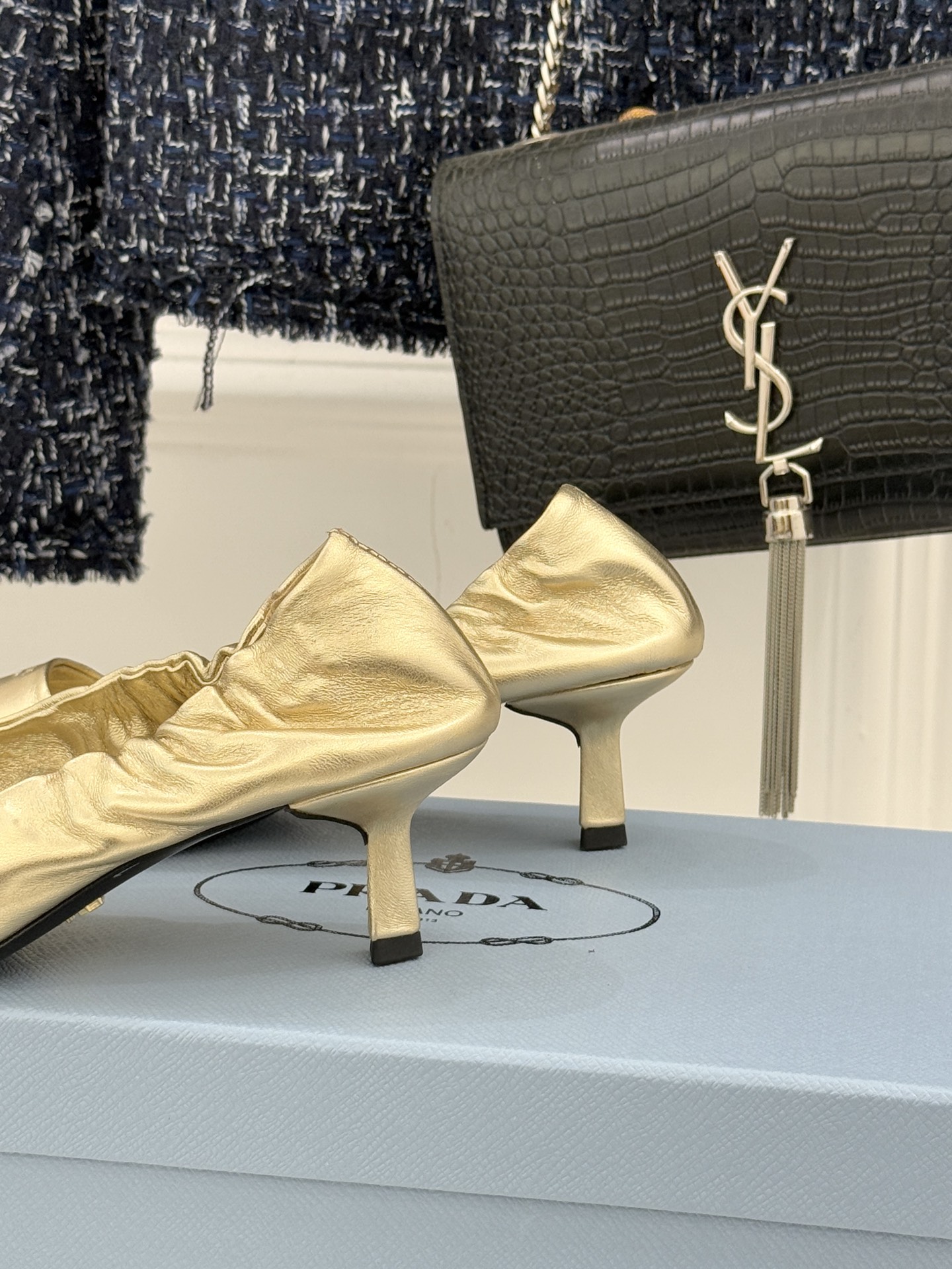 Prada/普拉达26WF新品复古字母尖头猫跟单鞋以“精致矛盾”美学重塑复古格调P家这款猫跟单鞋勾勒摩登