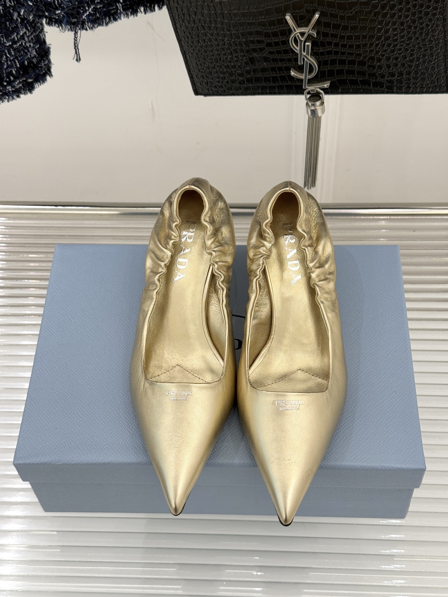 Prada/普拉达26WF新品复古字母尖头猫跟单鞋以“精致矛盾”美学重塑复古格调P家这款猫跟单鞋勾勒摩登