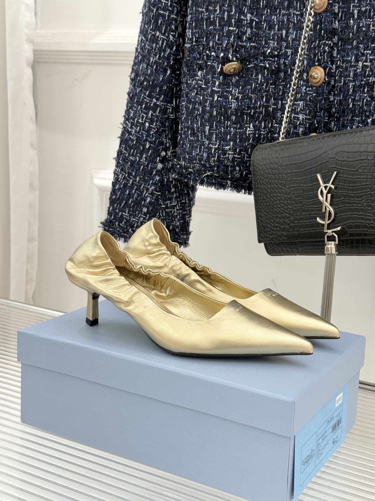 Prada/普拉达26WF新品复古字母尖头猫跟单鞋以“精致矛盾”美学重塑复古格调P家这款猫跟单鞋勾勒摩登