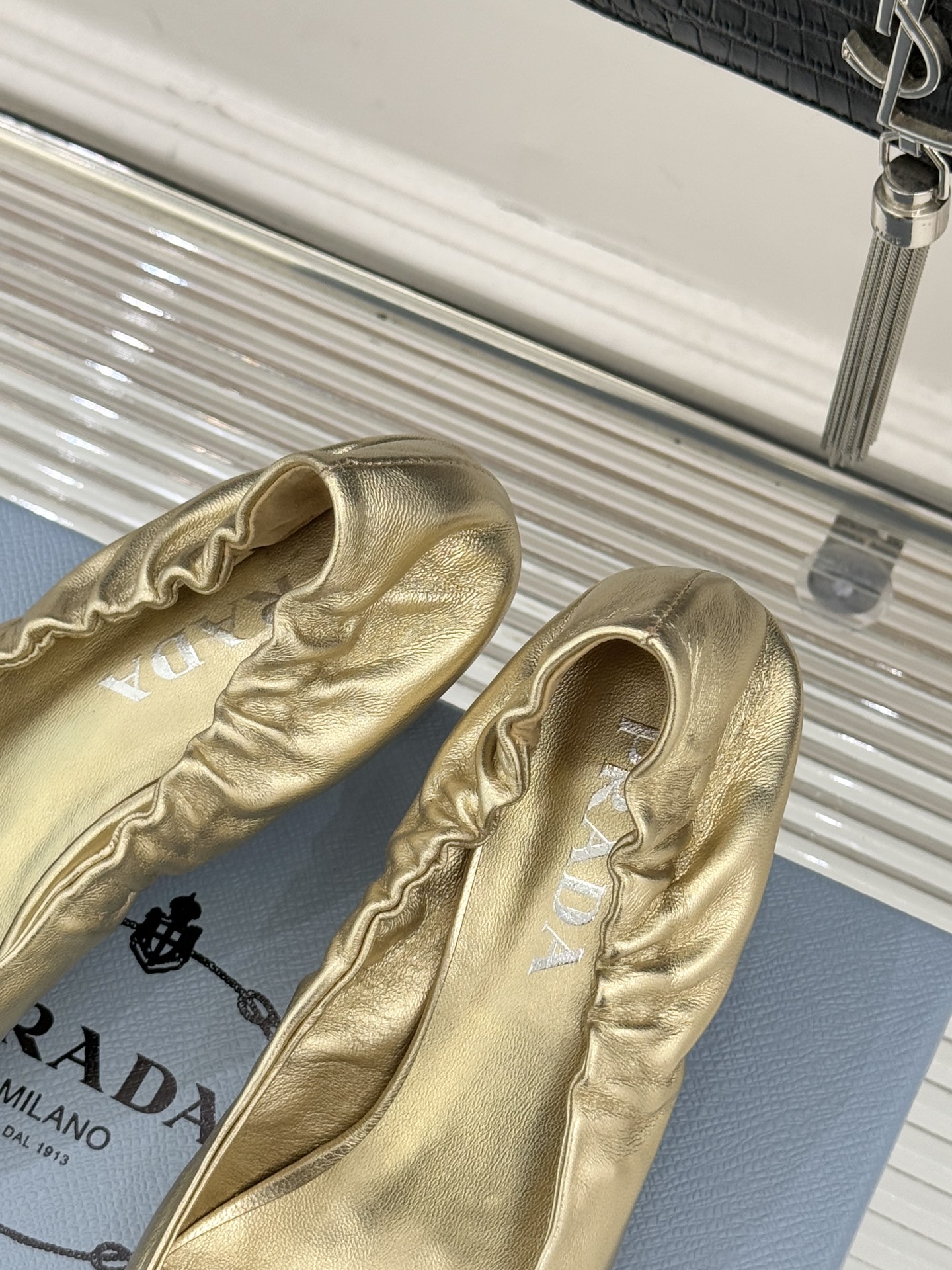 Prada/普拉达26WF新品复古字母尖头猫跟单鞋以“精致矛盾”美学重塑复古格调P家这款猫跟单鞋勾勒摩登