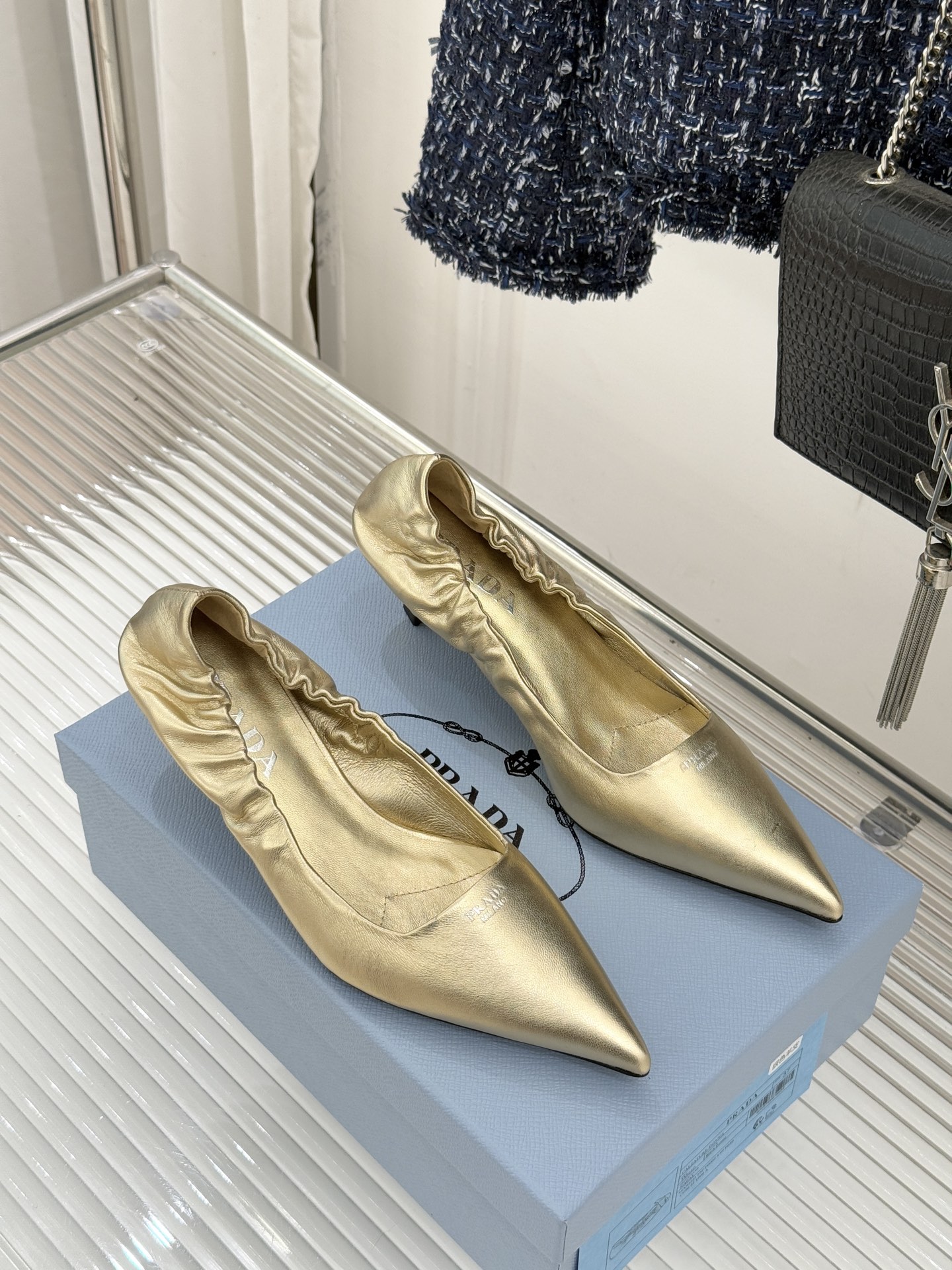 Prada/普拉达26WF新品复古字母尖头猫跟单鞋以“精致矛盾”美学重塑复古格调P家这款猫跟单鞋勾勒摩登