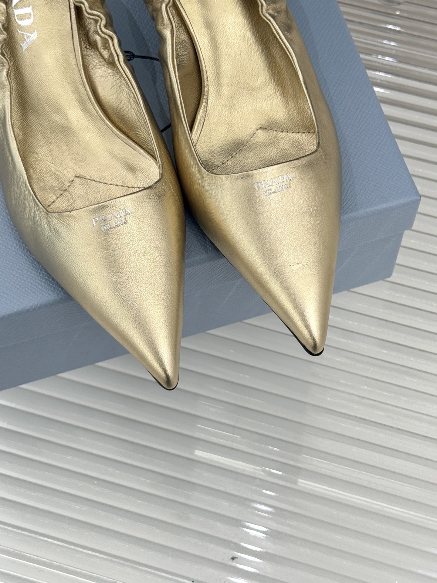 Prada/普拉达26WF新品复古字母尖头猫跟单鞋以“精致矛盾”美学重塑复古格调P家这款猫跟单鞋勾勒摩登