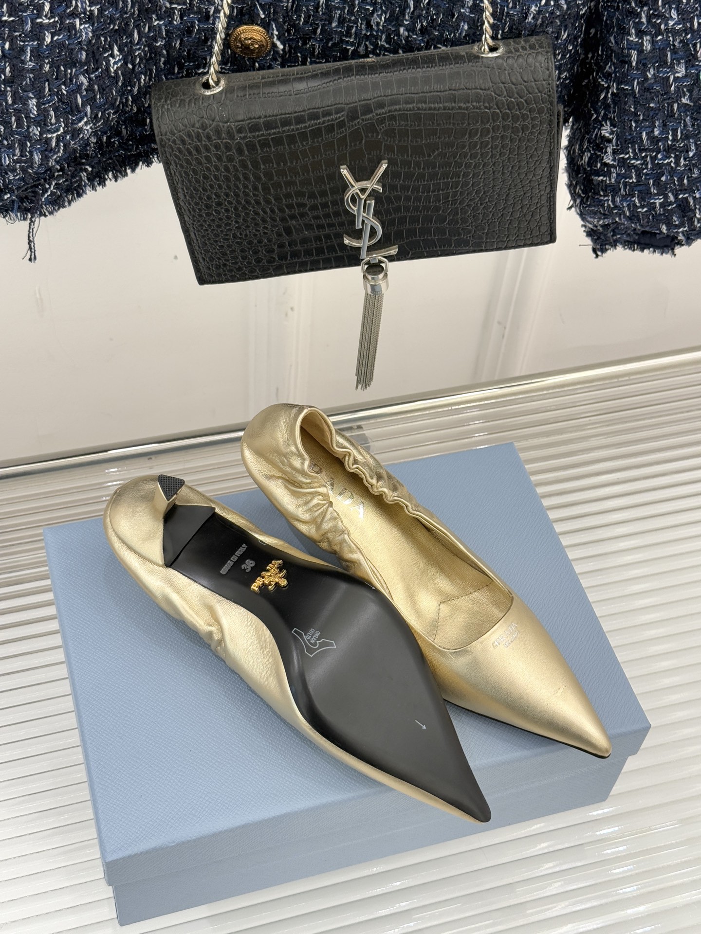 Prada/普拉达26WF新品复古字母尖头猫跟单鞋以“精致矛盾”美学重塑复古格调P家这款猫跟单鞋勾勒摩登