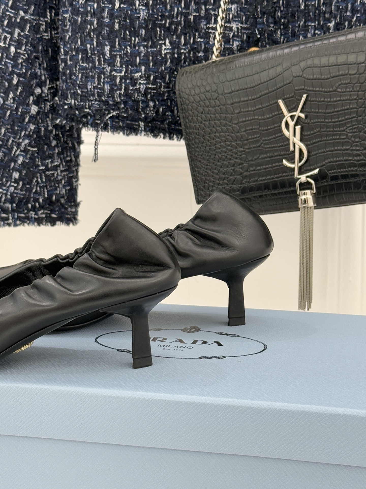 Prada/普拉达26WF新品复古字母尖头猫跟单鞋以“精致矛盾”美学重塑复古格调P家这款猫跟单鞋勾勒摩登