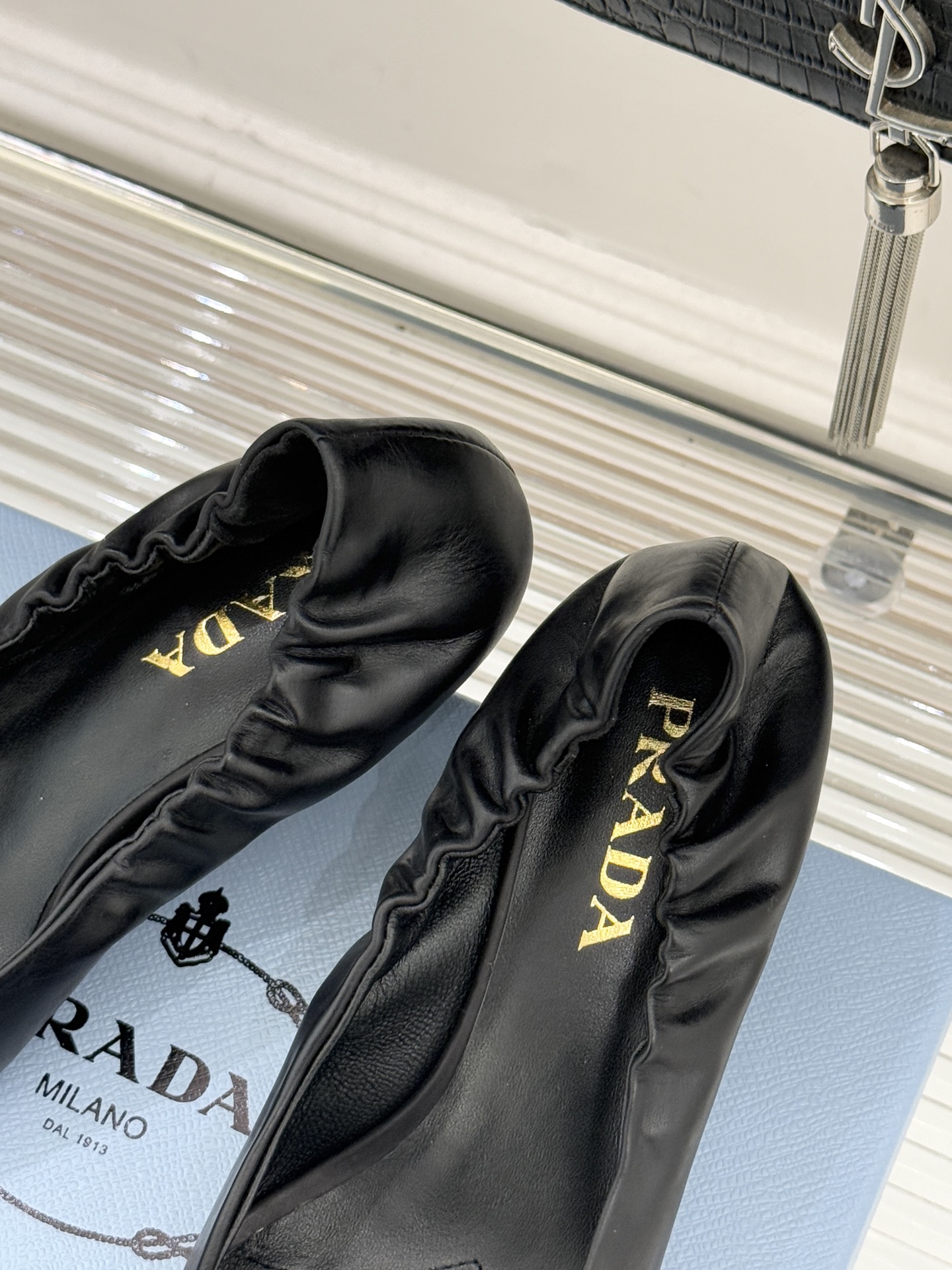 Prada/普拉达26WF新品复古字母尖头猫跟单鞋以“精致矛盾”美学重塑复古格调P家这款猫跟单鞋勾勒摩登