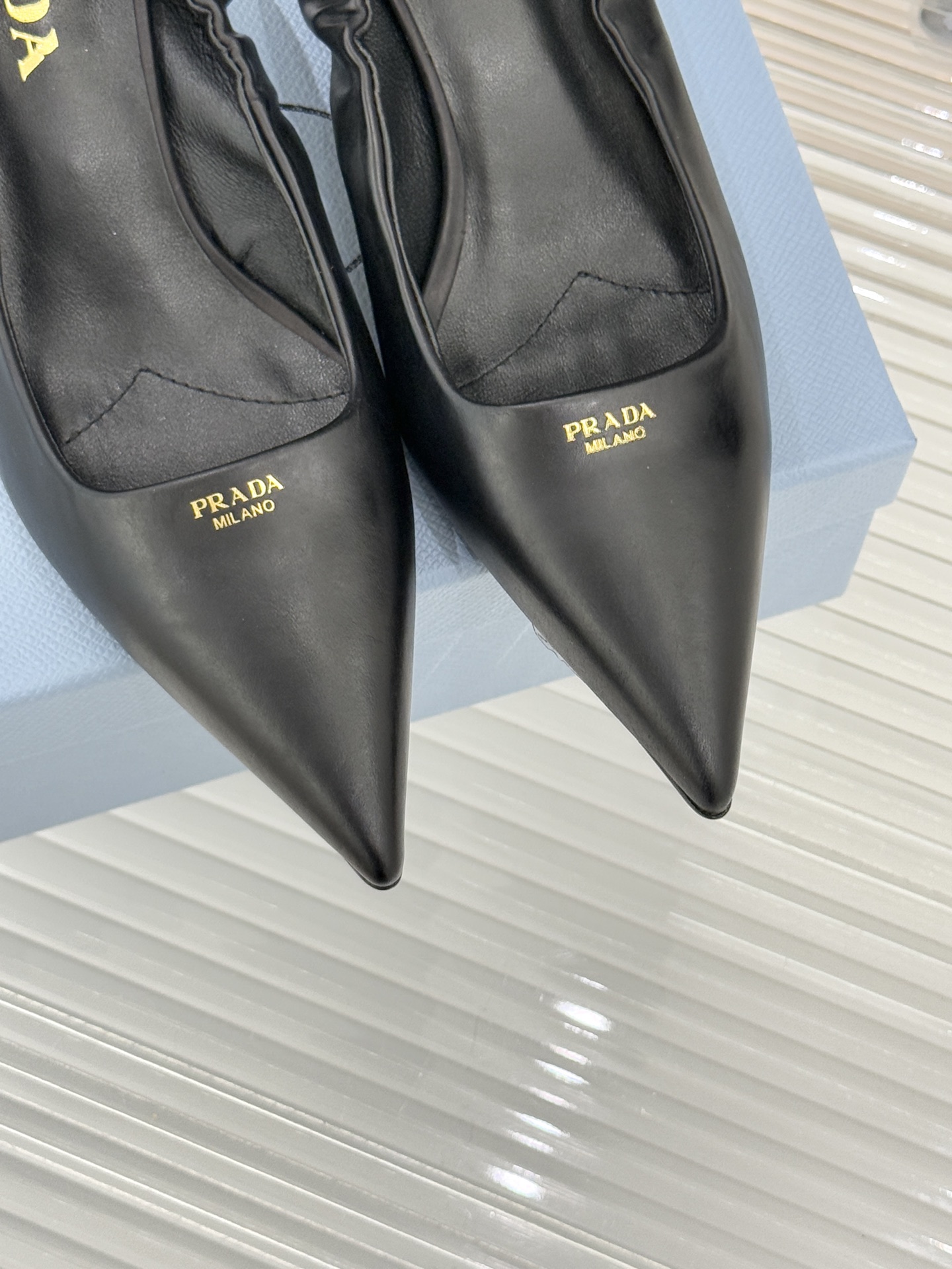 Prada/普拉达26WF新品复古字母尖头猫跟单鞋以“精致矛盾”美学重塑复古格调P家这款猫跟单鞋勾勒摩登