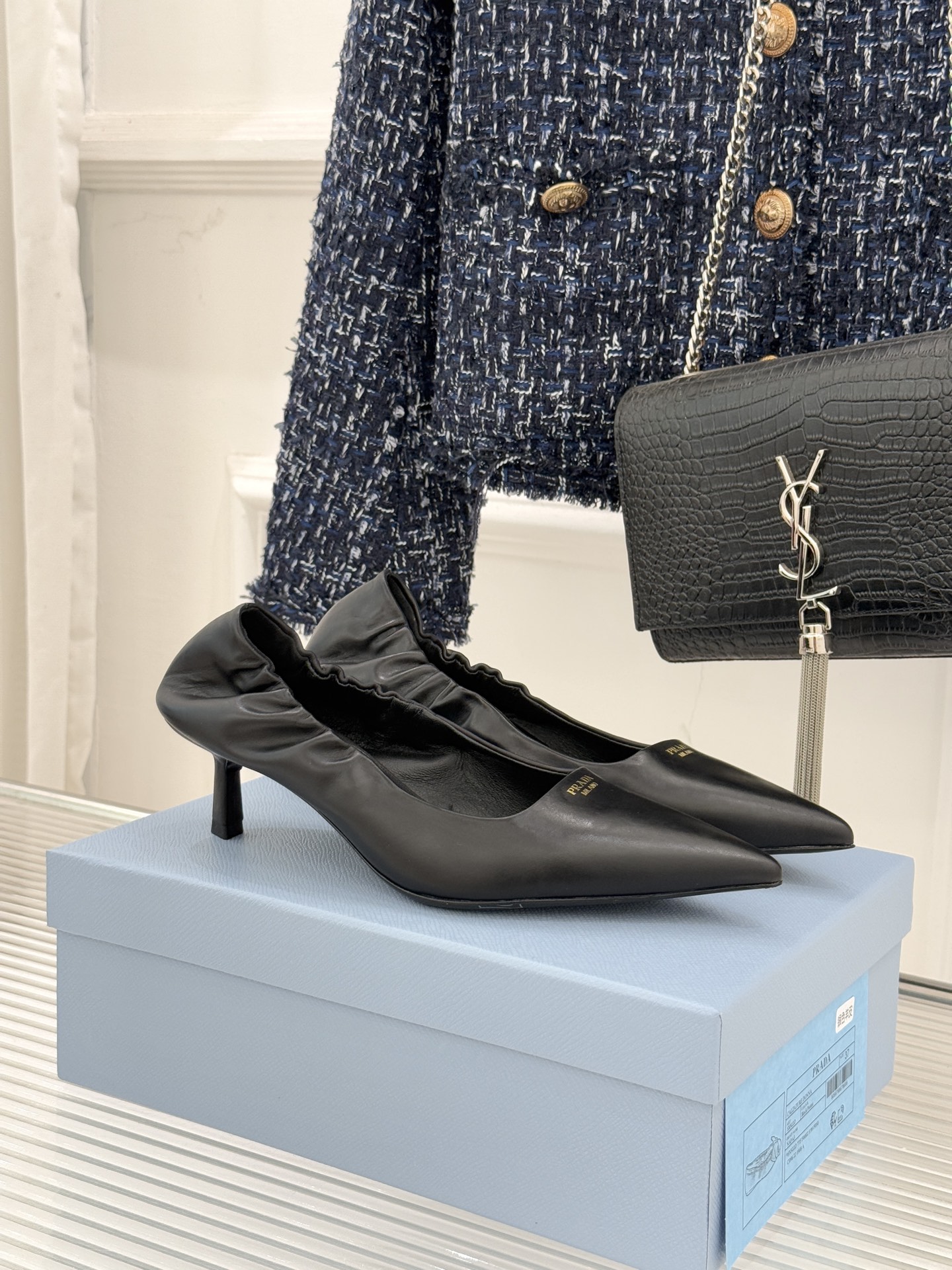 NO:721559,Prada/Prada 26WF new retro lettered pointed toe cat heel shoes reshape the retro style with 'exquisite contradiction' aesthetics. This cat heel shoe from P family outlines a modern silhouette. The neat pointed toe extends the leg line and the 5.5cm cat heel combines elegance and stability and reveals a smart rhythm when walking. The hidden retro letter logo on the shoe body echoes the brand's classic triangle logo and highlights the luxury gene in the details. Paired with a suit suit, it shows the sophistication of commuting. Embellished with a floral skirt, it reveals a romantic style.  Combining retro charm and modern minimalism, every stitch is condensed with craftsmanship, making low-key luxury a daily routine. There is an unintentional fashionable attitude in every step. The fabric is made of original customized leather. The lining of the toes is all sheepskin. Italian imported leather outsole size 35-39 (customized 40/41) No. 8692026120, high heels, prada, prada, high heels, skirts, business  suit,sheepskin,leather soles19860909Prada/普拉达26WF新品复古字母 尖头猫跟单鞋 以“精致矛盾”美学重塑复古格调 P家这款猫跟单鞋勾勒摩登轮廓. 利落尖头延伸腿部线条 5.5cm猫跟兼顾优雅与稳健 行走间流露灵动韵律. 鞋身暗藏复古字母标识 与品牌经典三角徽标呼应 在细节处彰显奢感基因. 搭配西装套装尽显通勤干练 点缀碎花裙装流露浪漫风情. 融合复古韵味与现代极简主义 每一处针脚都凝聚匠心 让低调奢华成为日常 步履间皆是不刻意的时髦态度. 面料采用原版定制皮料 内里踮脚均为羊皮 意大利进口真皮大底 size35-39（40/41定制） 编号8692026120,高跟鞋单鞋,prada,prada,high heels,skirts,business suit,sheepskin,Leather soles,Women's Shoes