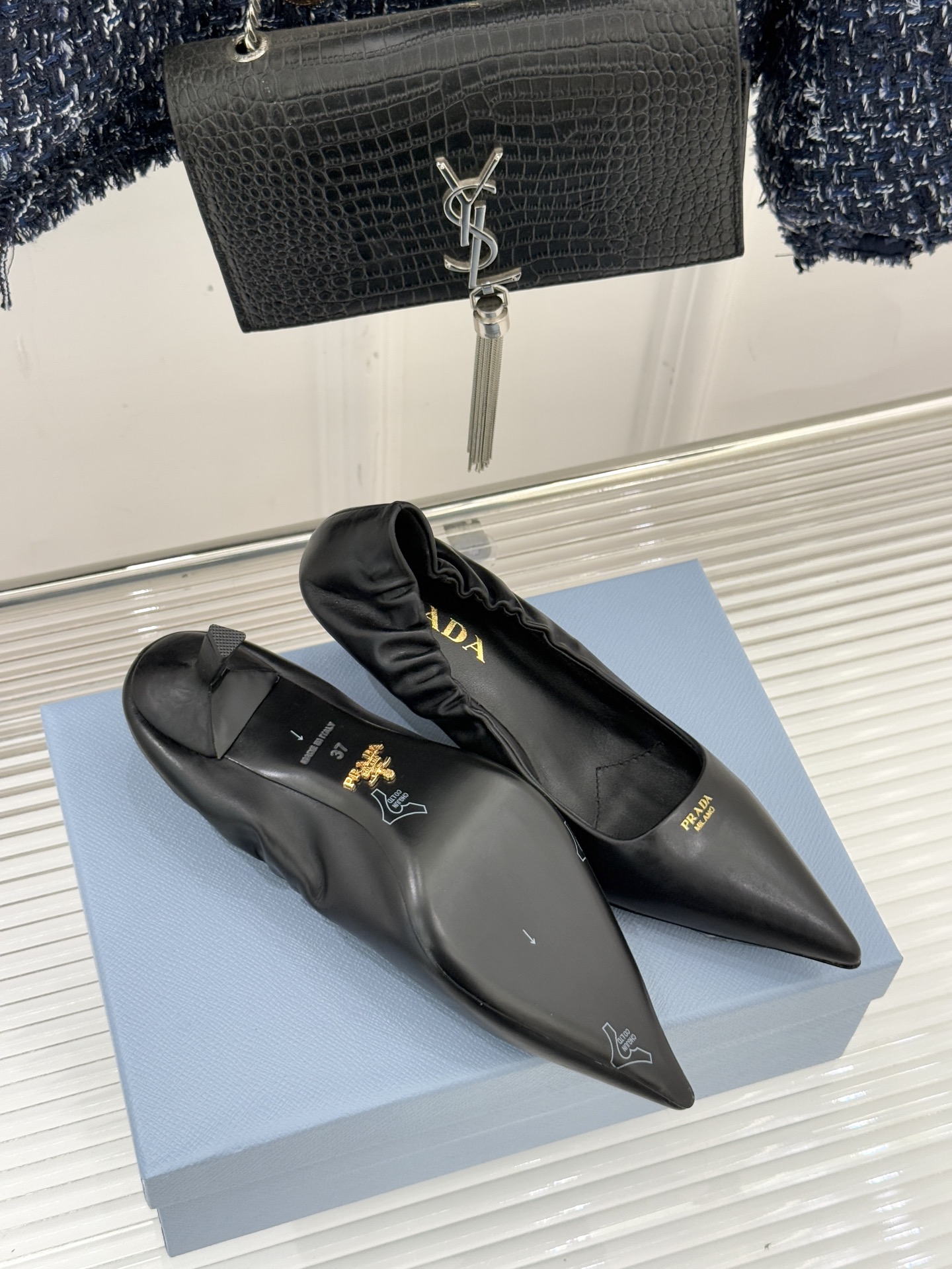 Prada/普拉达26WF新品复古字母尖头猫跟单鞋以“精致矛盾”美学重塑复古格调P家这款猫跟单鞋勾勒摩登