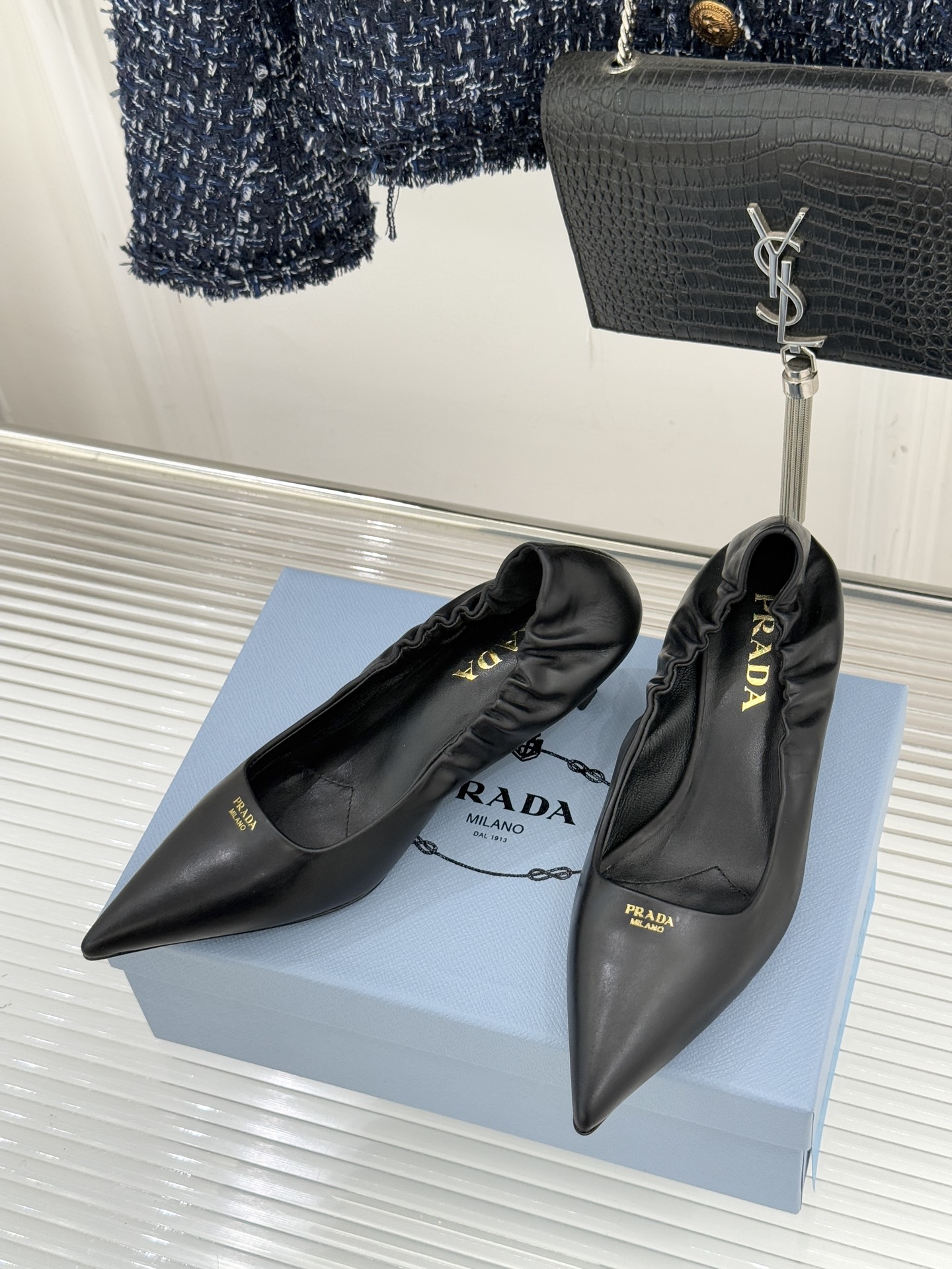 Prada/普拉达26WF新品复古字母尖头猫跟单鞋以“精致矛盾”美学重塑复古格调P家这款猫跟单鞋勾勒摩登