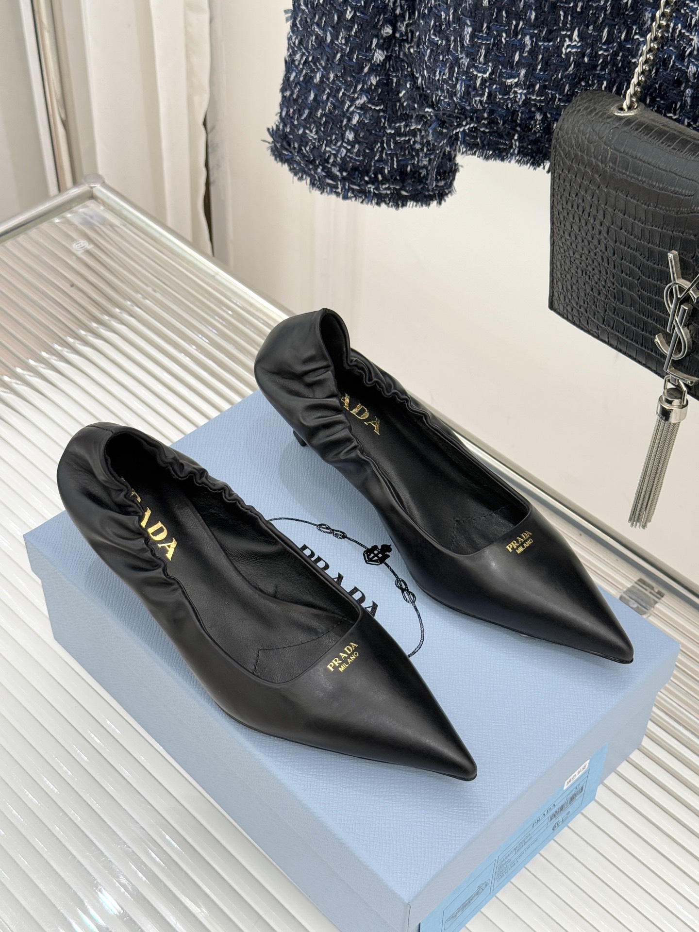 Prada/普拉达26WF新品复古字母尖头猫跟单鞋以“精致矛盾”美学重塑复古格调P家这款猫跟单鞋勾勒摩登