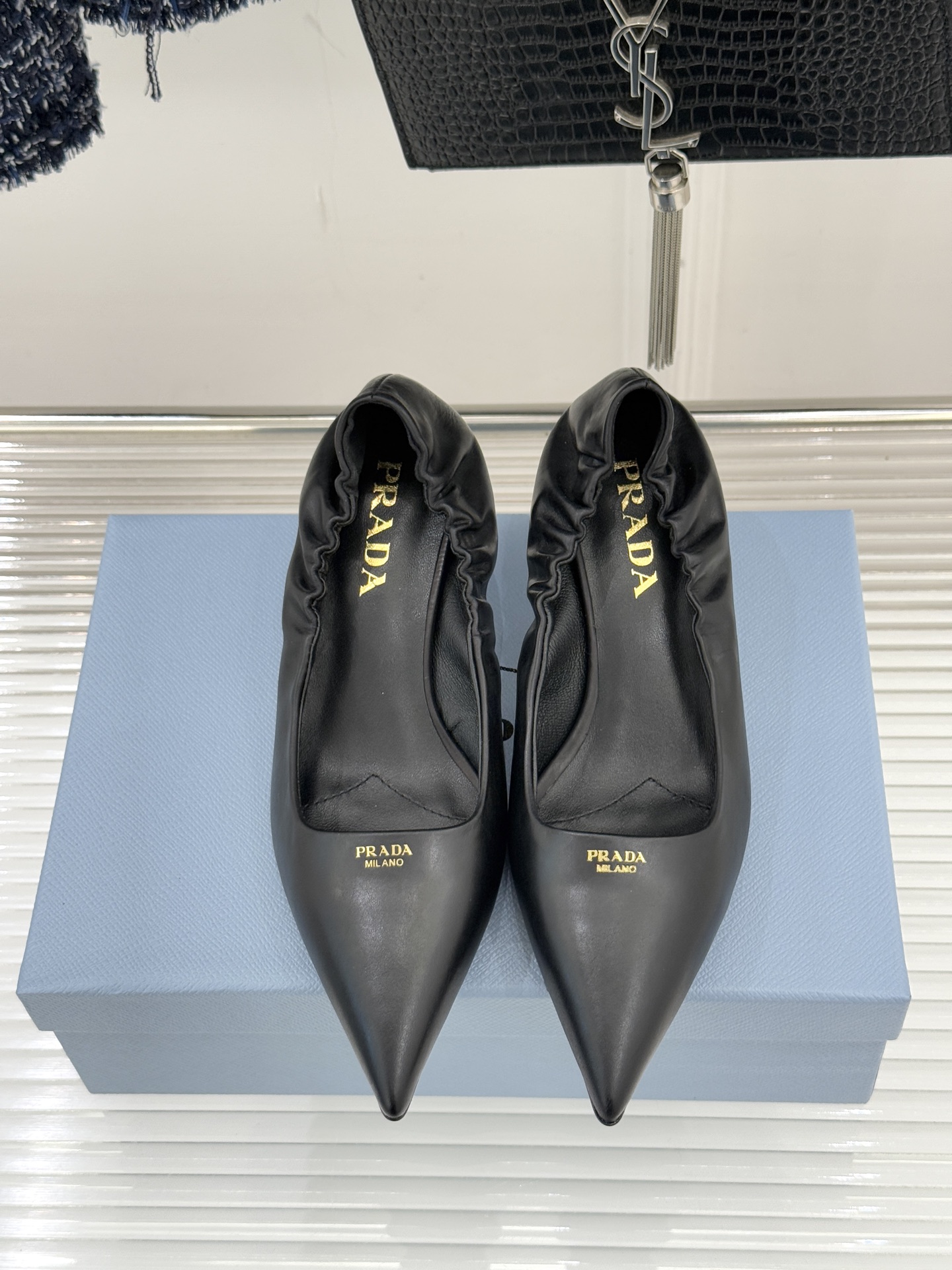 Prada/普拉达26WF新品复古字母尖头猫跟单鞋以“精致矛盾”美学重塑复古格调P家这款猫跟单鞋勾勒摩登