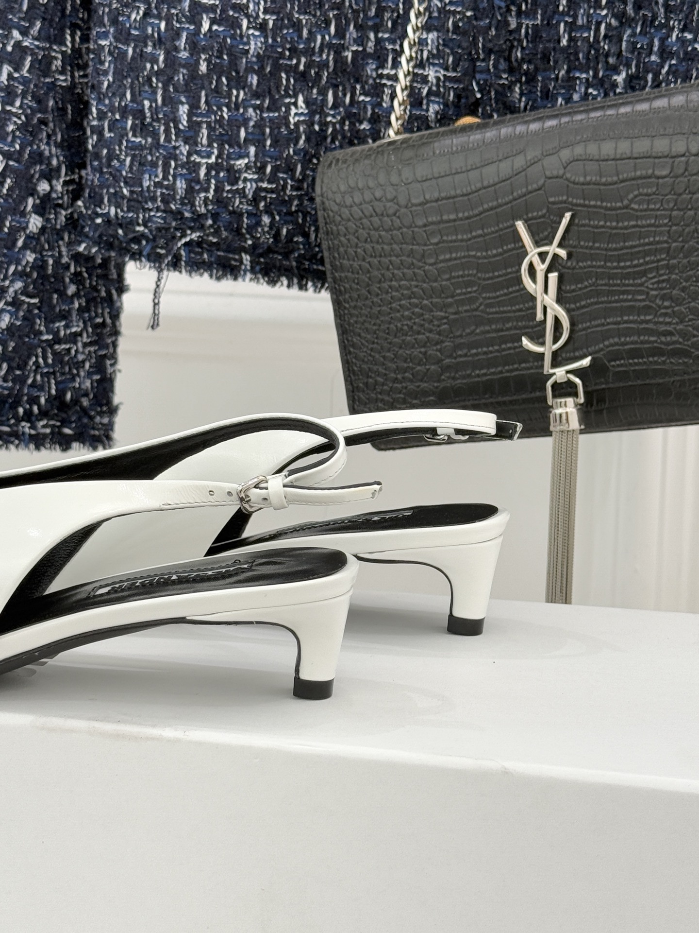 Jil Sander/吉尔桑达26WF新品极简尖头后空猫跟凉鞋以建筑感线条诠释品牌核心美学这双凉鞋重塑夏