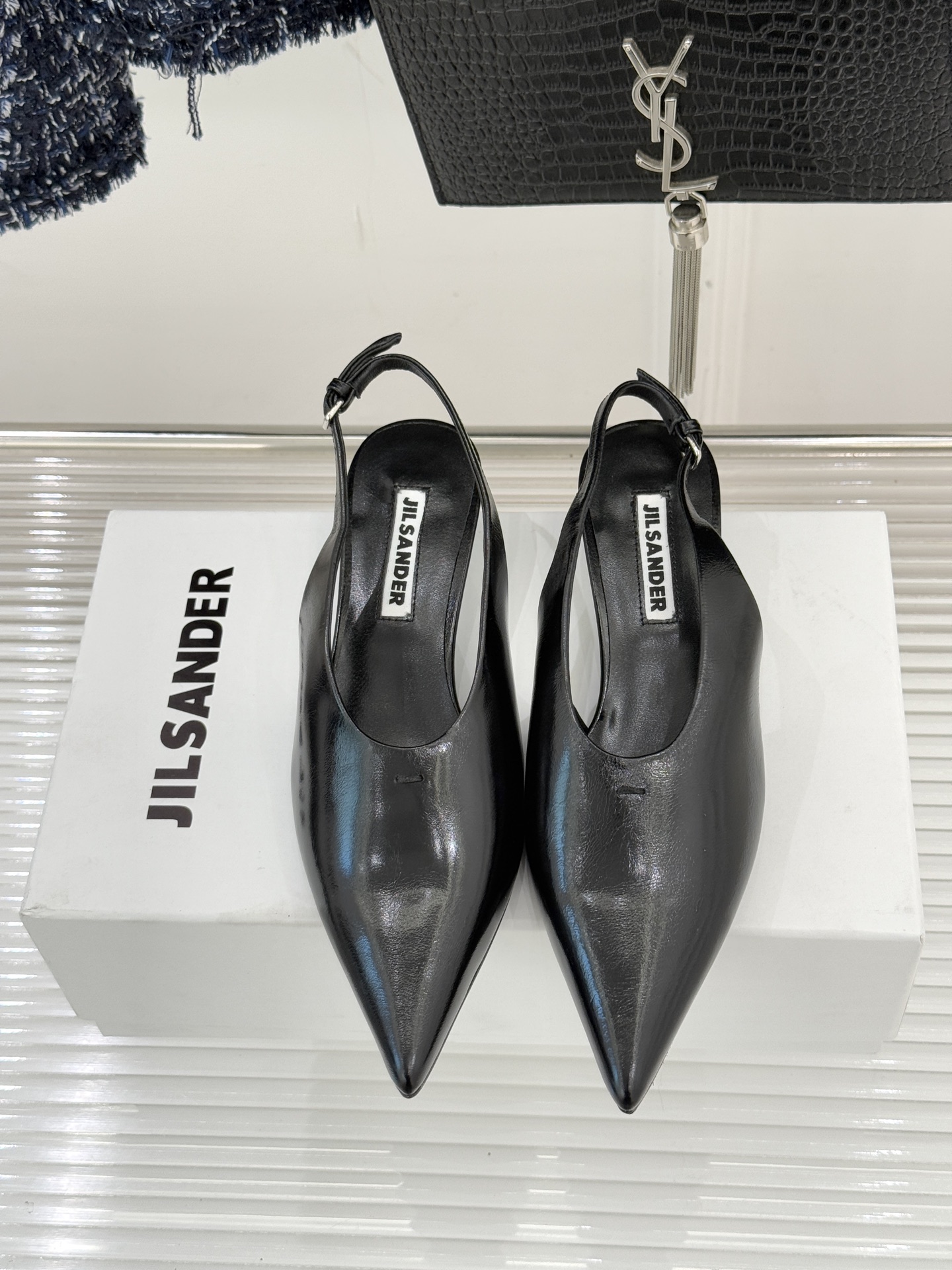 Jil Sander/吉尔桑达26WF新品极简尖头后空猫跟凉鞋以建筑感线条诠释品牌核心美学这双凉鞋重塑夏