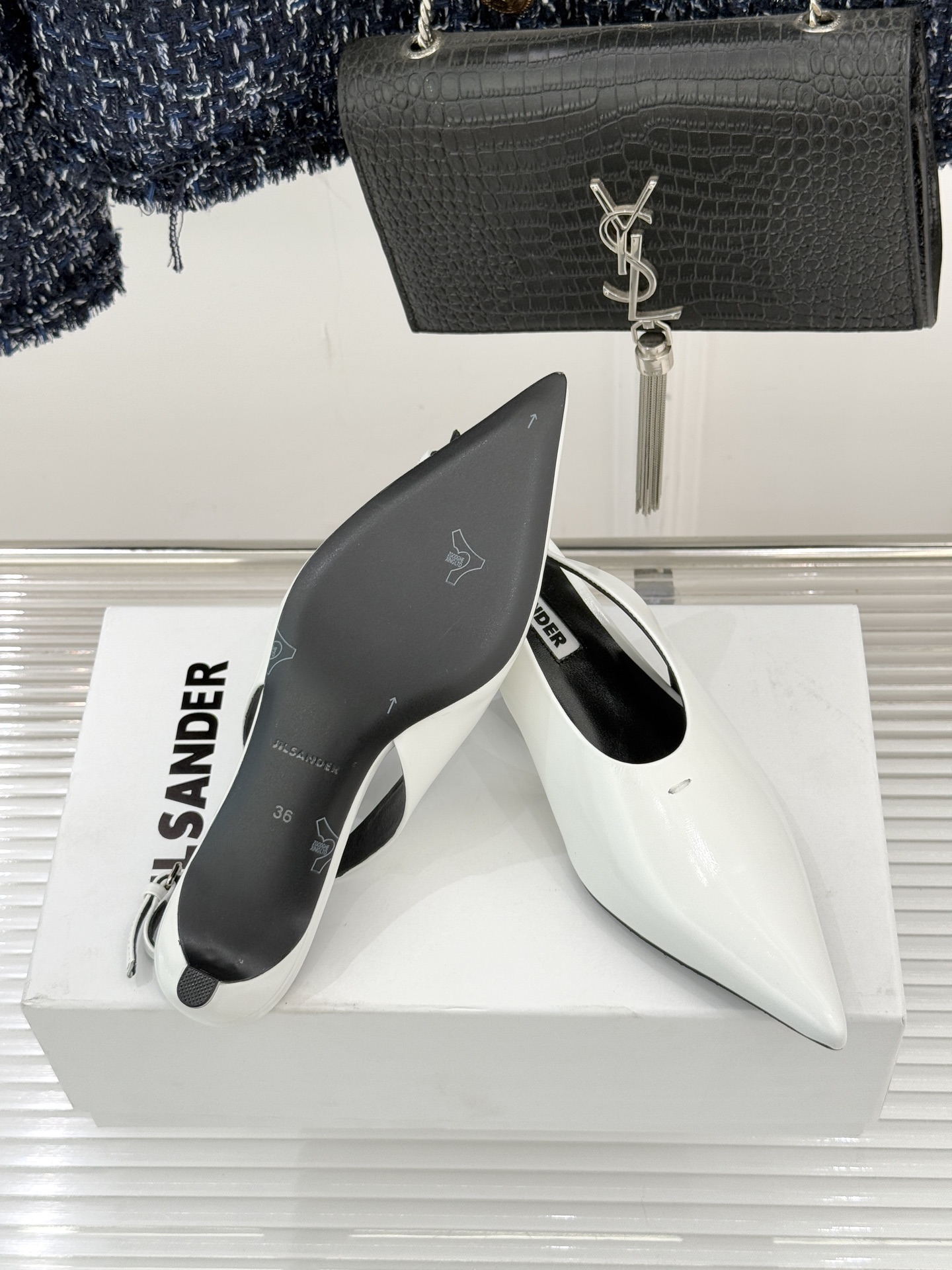 Jil Sander/吉尔桑达26WF新品极简尖头后空猫跟凉鞋以建筑感线条诠释品牌核心美学这双凉鞋重塑夏