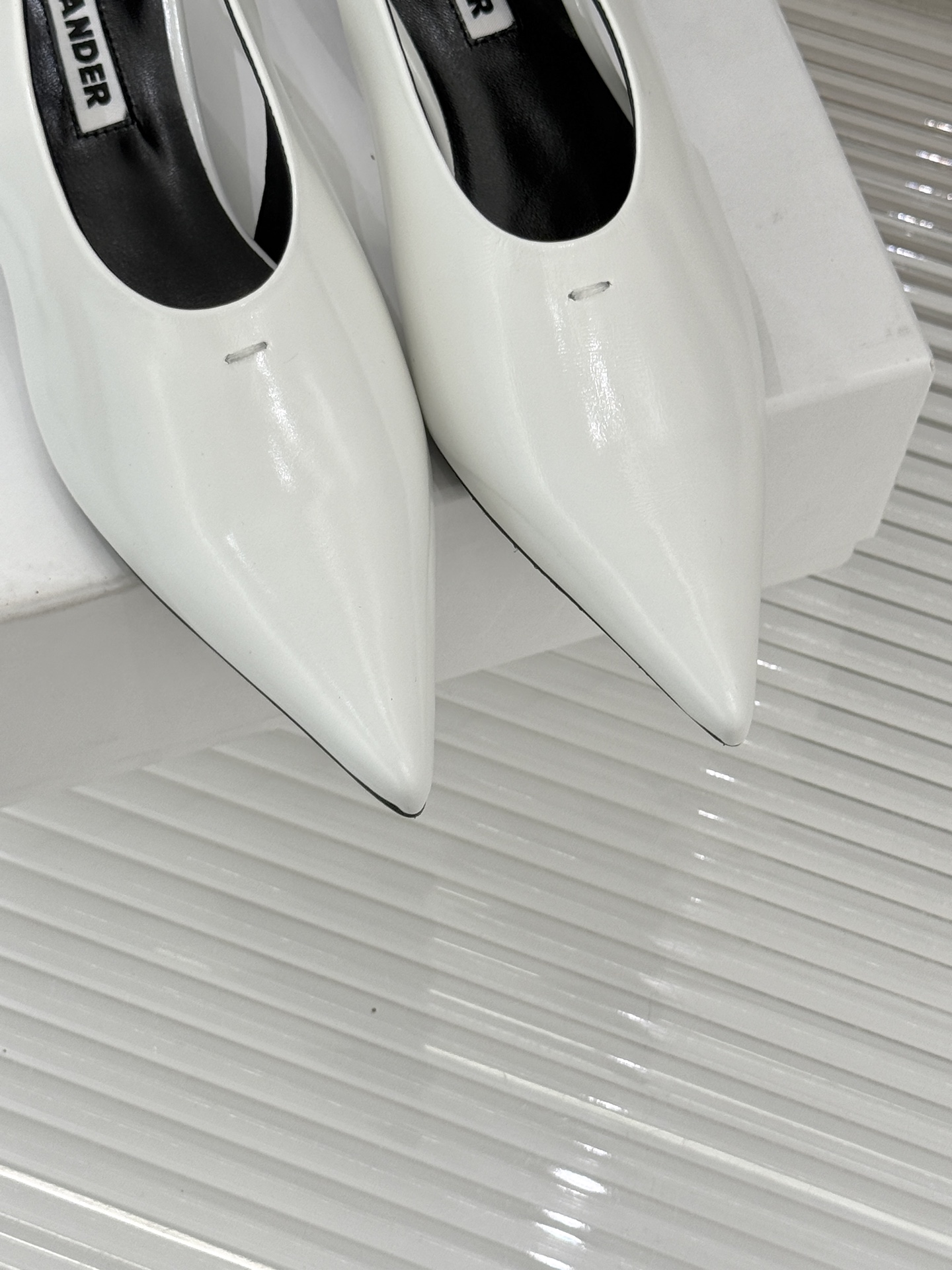 Jil Sander/吉尔桑达26WF新品极简尖头后空猫跟凉鞋以建筑感线条诠释品牌核心美学这双凉鞋重塑夏