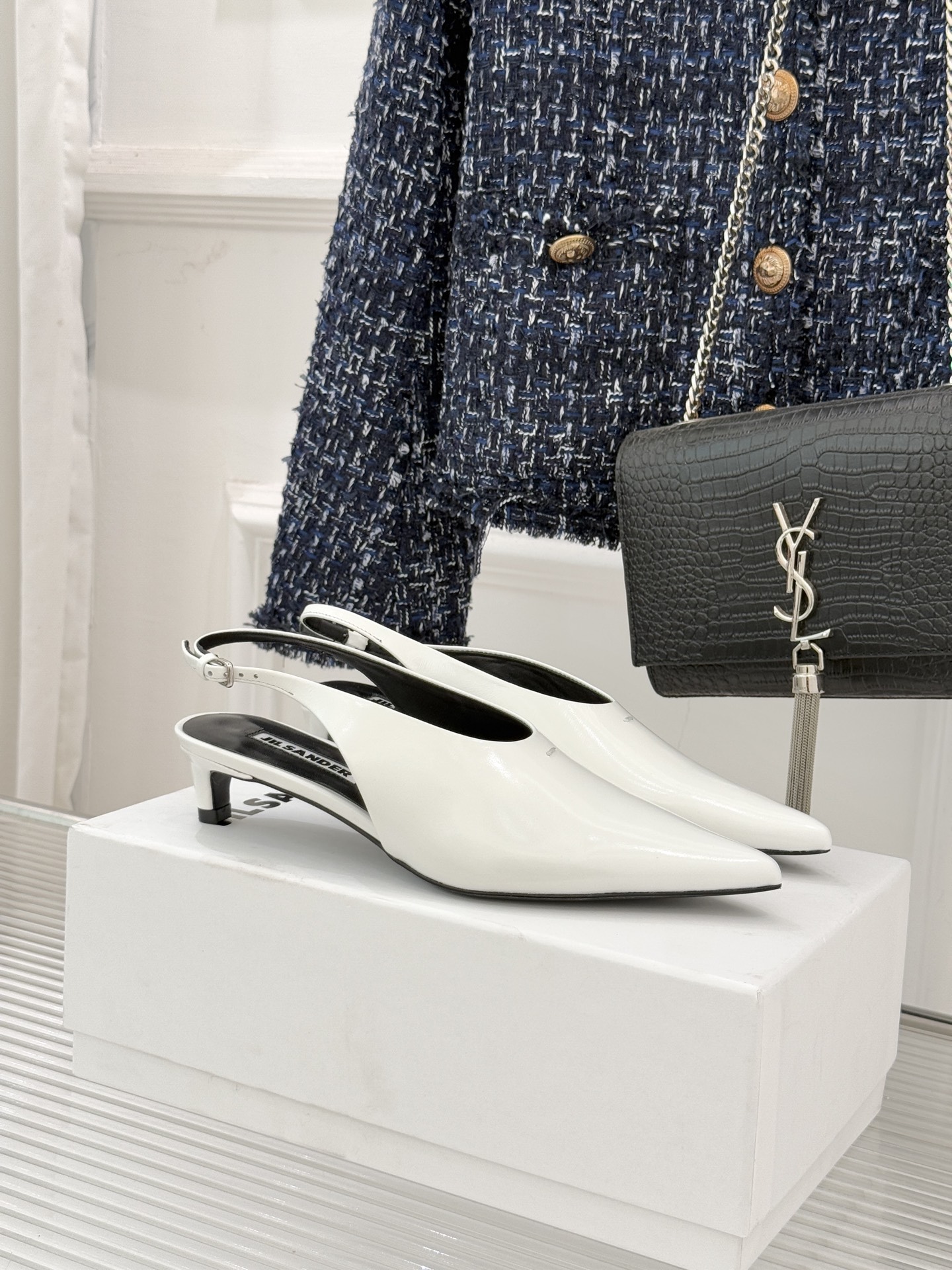 Jil Sander/吉尔桑达26WF新品极简尖头后空猫跟凉鞋以建筑感线条诠释品牌核心美学这双凉鞋重塑夏