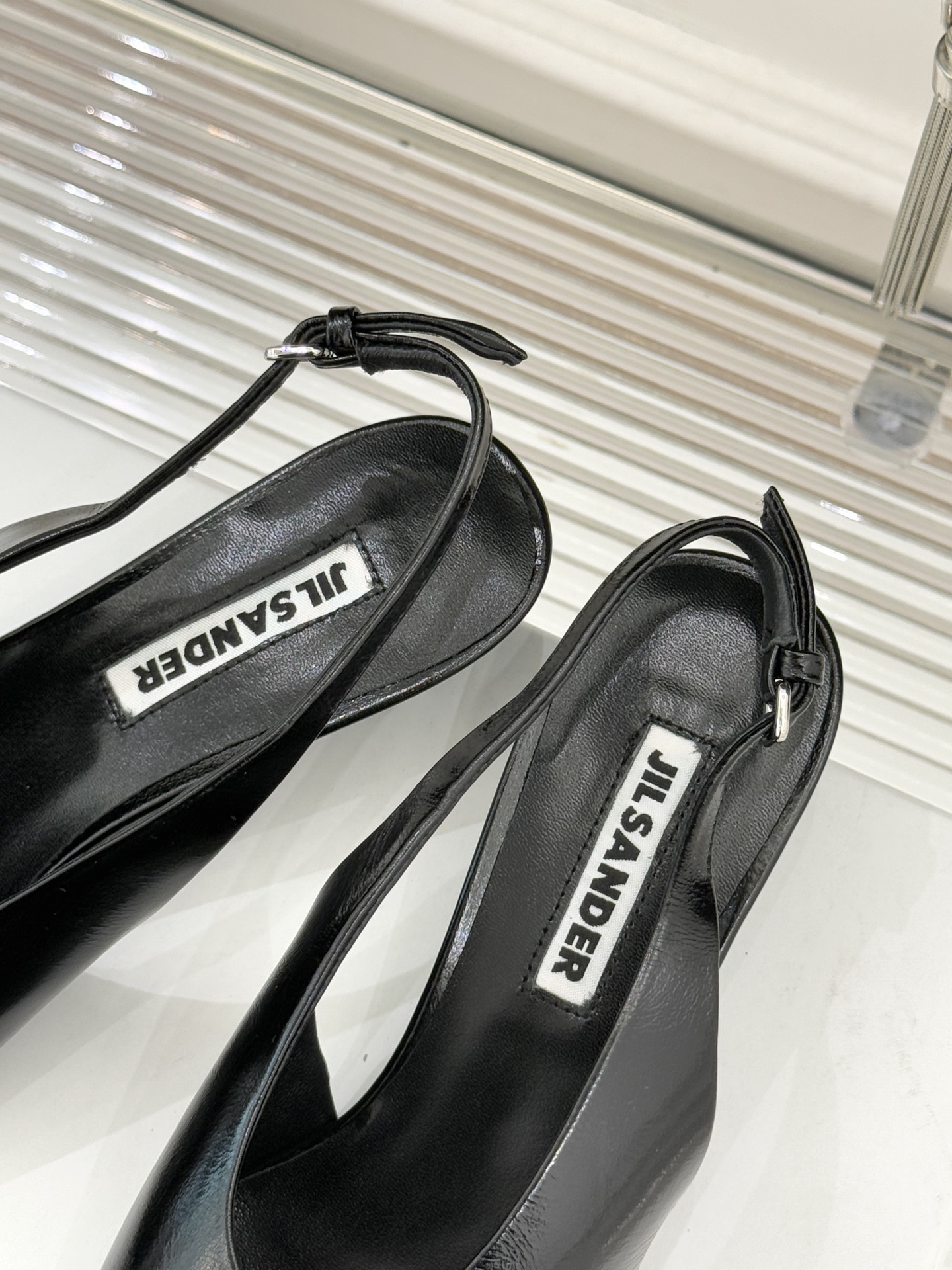 Jil Sander/吉尔桑达26WF新品极简尖头后空猫跟凉鞋以建筑感线条诠释品牌核心美学这双凉鞋重塑夏