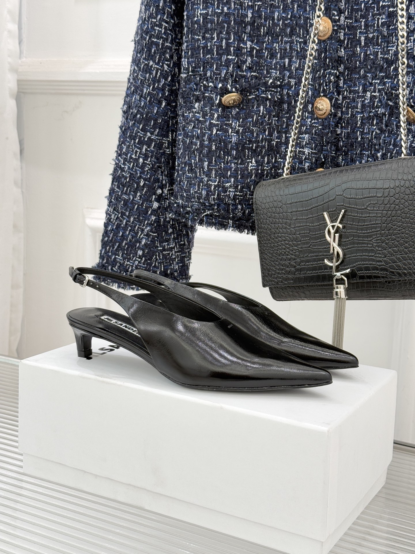 Jil Sander/吉尔桑达26WF新品极简尖头后空猫跟凉鞋以建筑感线条诠释品牌核心美学这双凉鞋重塑夏