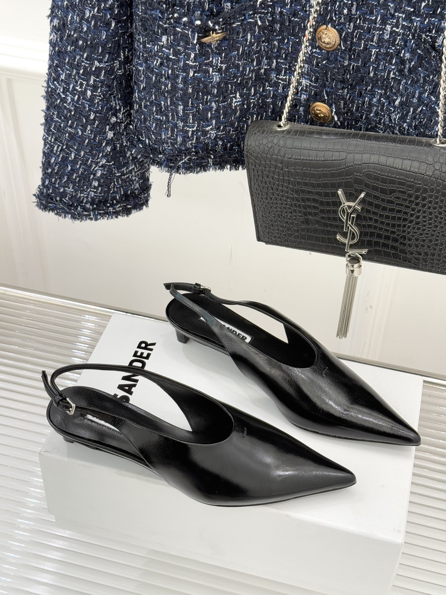 Jil Sander/吉尔桑达26WF新品极简尖头后空猫跟凉鞋以建筑感线条诠释品牌核心美学这双凉鞋重塑夏