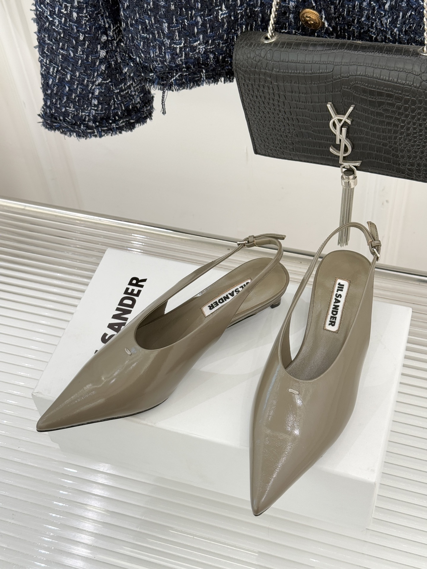 Jil Sander/吉尔桑达26WF新品极简尖头后空猫跟凉鞋以建筑感线条诠释品牌核心美学这双凉鞋重塑夏