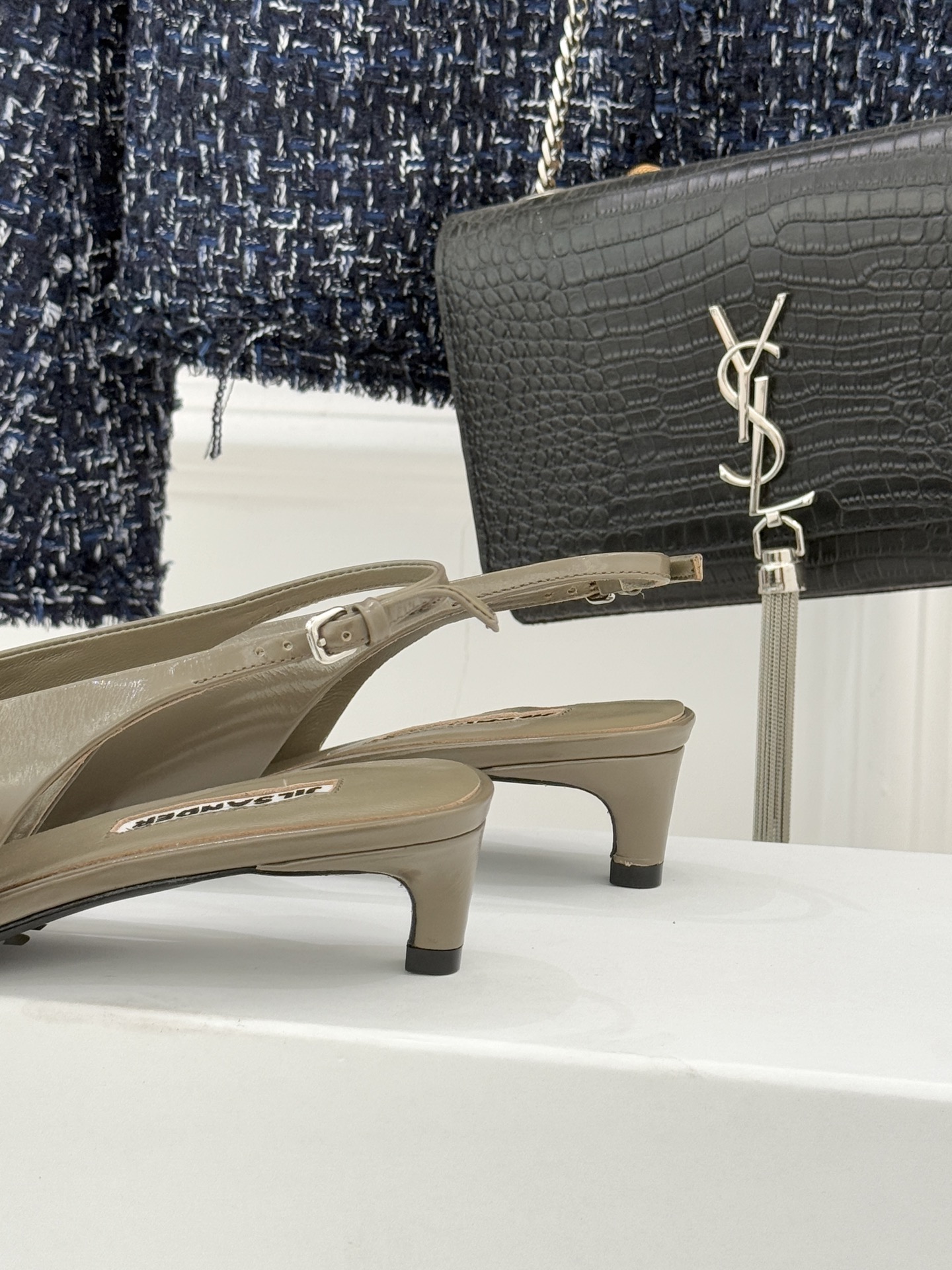 Jil Sander/吉尔桑达26WF新品极简尖头后空猫跟凉鞋以建筑感线条诠释品牌核心美学这双凉鞋重塑夏