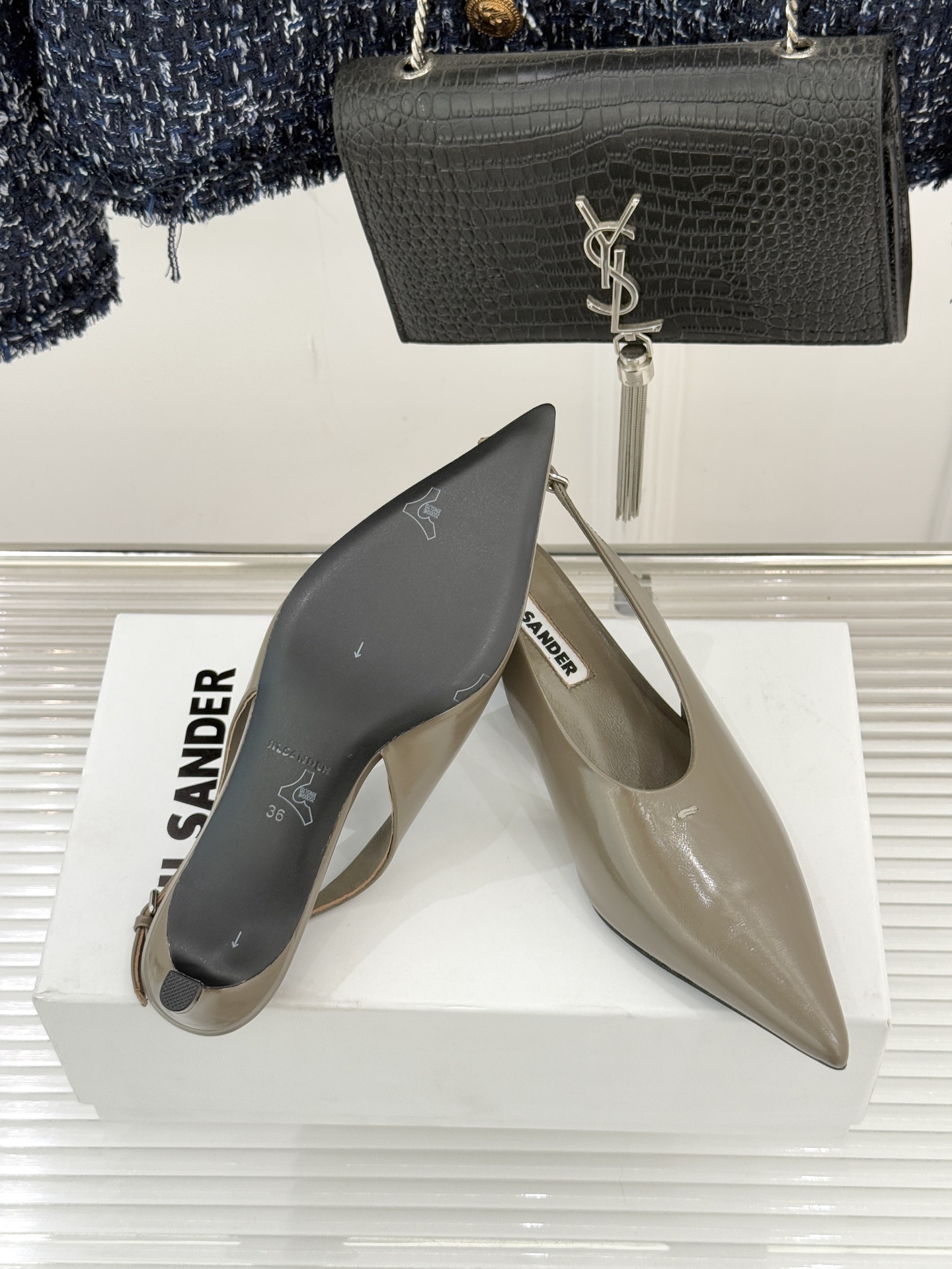 Jil Sander/吉尔桑达26WF新品极简尖头后空猫跟凉鞋以建筑感线条诠释品牌核心美学这双凉鞋重塑夏