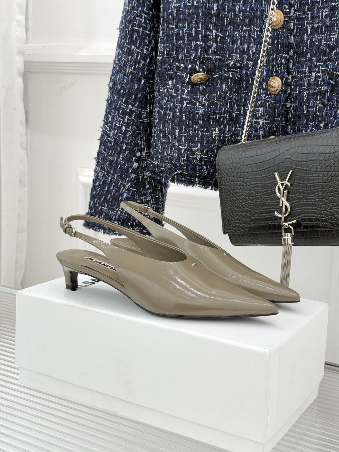 Jil Sander/吉尔桑达26WF新品极简尖头后空猫跟凉鞋以建筑感线条诠释品牌核心美学这双凉鞋重塑夏