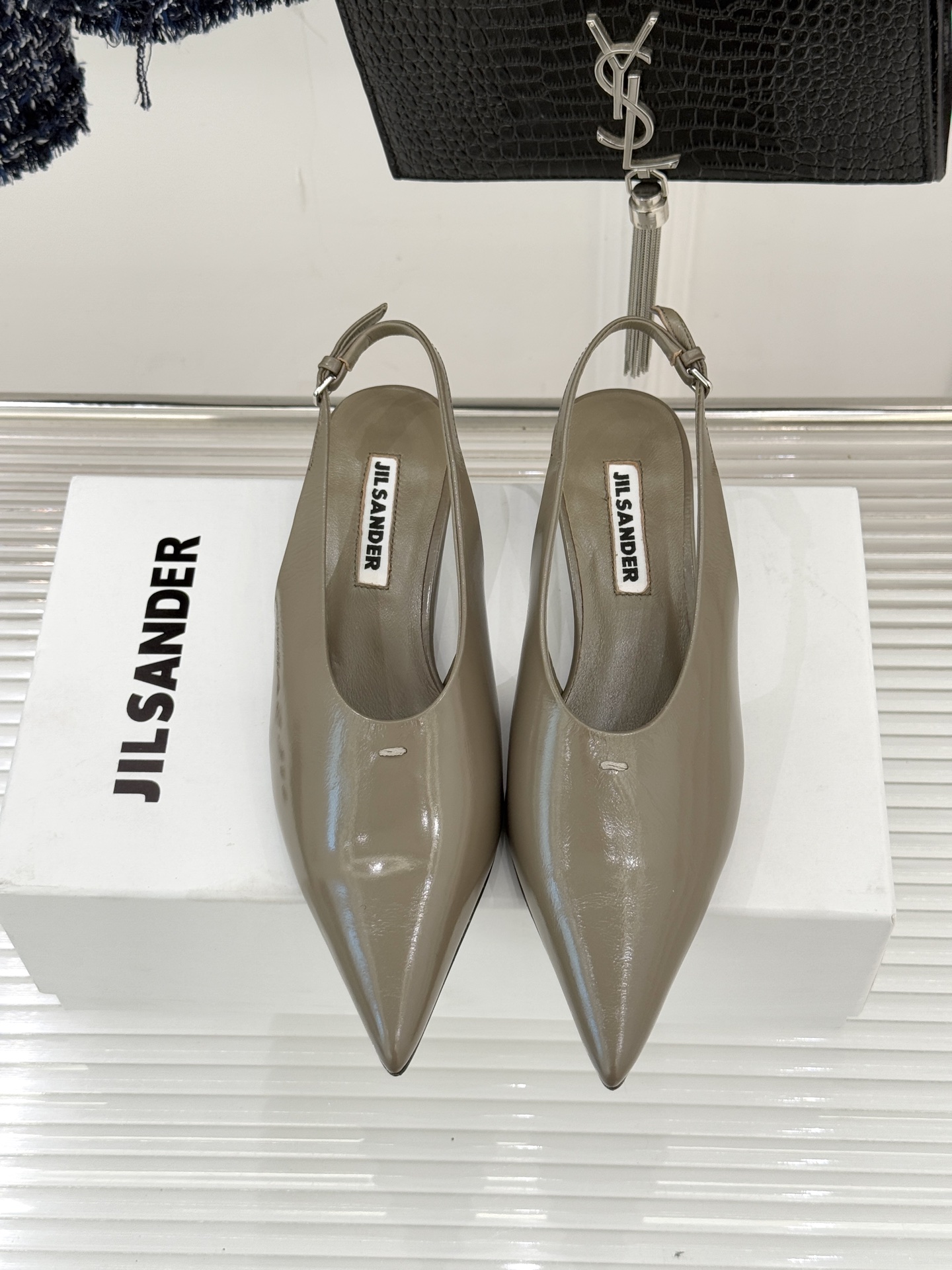 Jil Sander/吉尔桑达26WF新品极简尖头后空猫跟凉鞋以建筑感线条诠释品牌核心美学这双凉鞋重塑夏