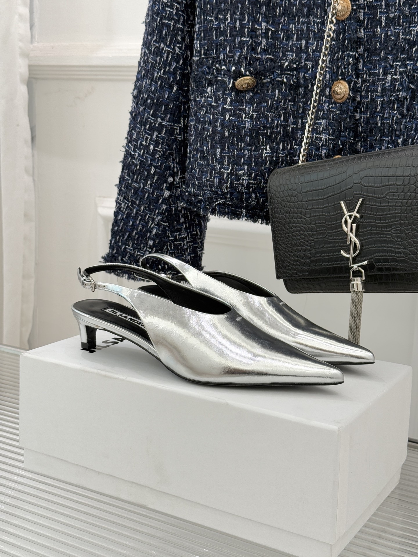 NO:721548,Jil Sander/Jil Sander 26WF new product minimalist pointed toe back empty cat heel sandals interpret the core aesthetics of the brand with architectural lines. This pair of sandals reshapes the summer minimalist style. The 305cm gold cat heel hides ingenuity. It is more stable than a stiletto heel and lighter than a thick heel. The neat pointed toe extends the proportion of the leg. The back empty design exposes just enough skin. It is paired with a slim T-shaped strap and a low-key pin buckle. It abandons redundant decoration to show a pure texture. Pair it with tailored suit pants for neat commuting.  The embellished elegant long skirt is gentle and elegant. It perfectly integrates low-key luxury and practicality. Every step shows unintentional high-end taste and becomes a wardrobe classic that spans seasons. The fabric is made of original customized leather. The lining of the tiptoes is all sheepskin. The genuine leather outsole imported from Italy size35-39 (40/41 customized) No. 9252026121, high-heeled sandals, jil sander, jil sander, sandals, high heels, skirts, business  suit,sheepskin,gold,Leather soles19860909Jil Sander/吉尔桑达26WF新品 极简尖头后空猫跟凉鞋 以建筑感线条诠释品牌核心美学 这双凉鞋重塑夏日极简风尚. 305cm黄金猫跟暗藏巧思 比细跟稳妥 比粗跟轻盈 利落尖头延伸腿部比例 后空设计露肤恰到好处 搭配纤细T型带与低调针扣 摒弃冗余装饰更显质感纯粹. 搭配剪裁西装裤利落通勤 点缀飘逸长裙温柔雅致. 将低调奢感与实穿主义完美融合 每一步都彰显不刻意的高级品味 成为跨越季节的衣橱经典. 面料采用原版定制皮料 内里踮脚均为羊皮 意大利进口真皮大底 size35-39（40/41定制） 编号9252026121,高跟鞋凉鞋,jil sander,jil sander,sandals,high heels,skirts,business suit,sheepskin,gold,Leather soles,Women's Shoes