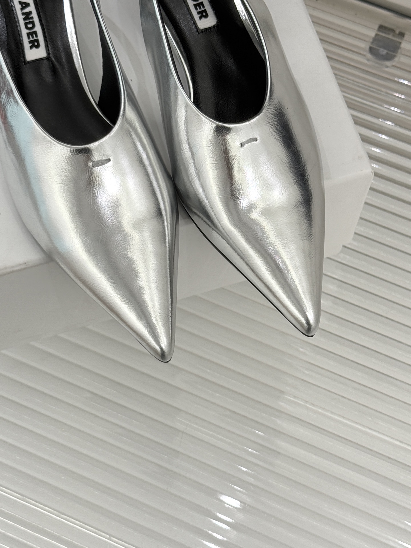 Jil Sander/吉尔桑达26WF新品极简尖头后空猫跟凉鞋以建筑感线条诠释品牌核心美学这双凉鞋重塑夏