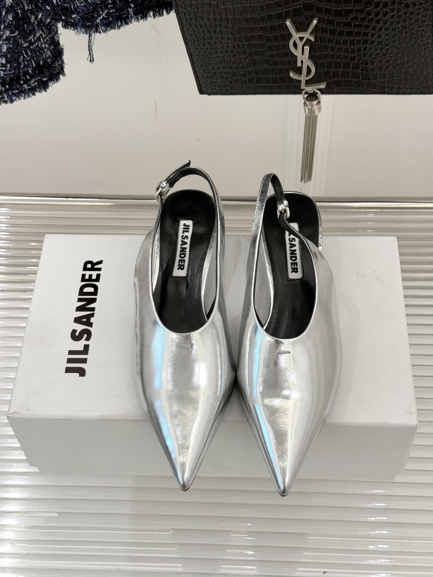 Jil Sander/吉尔桑达26WF新品极简尖头后空猫跟凉鞋以建筑感线条诠释品牌核心美学这双凉鞋重塑夏