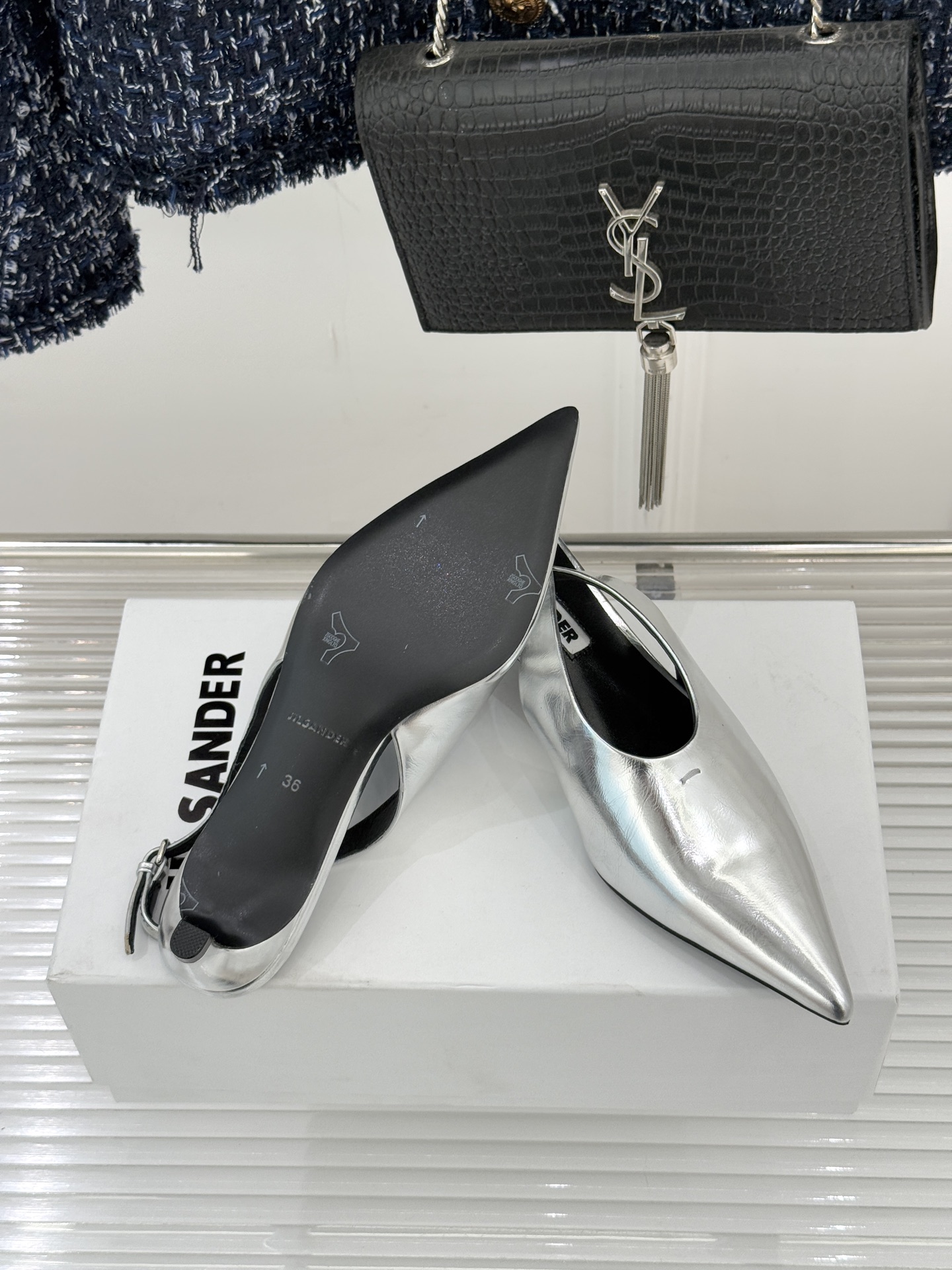 Jil Sander/吉尔桑达26WF新品极简尖头后空猫跟凉鞋以建筑感线条诠释品牌核心美学这双凉鞋重塑夏