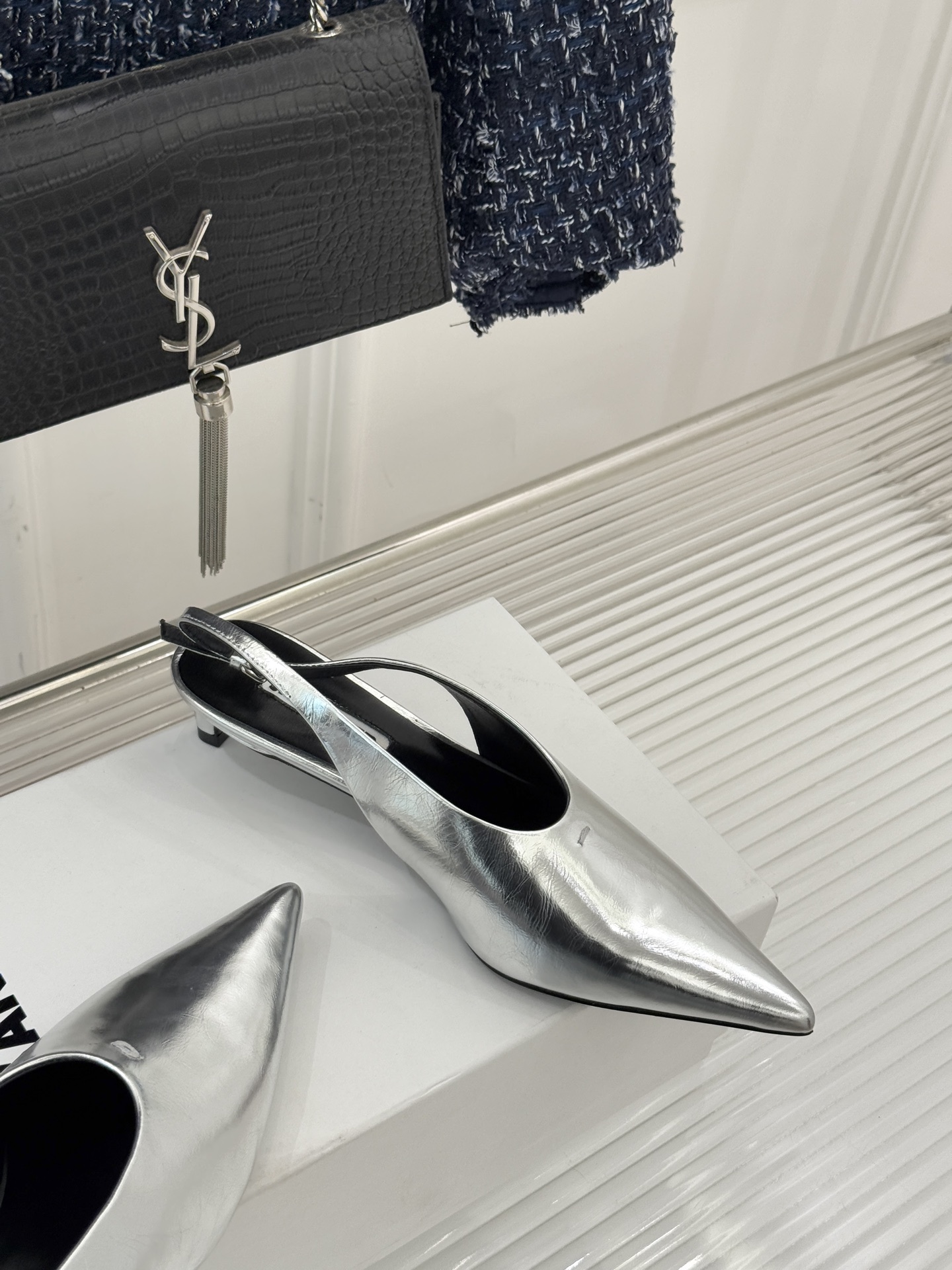 Jil Sander/吉尔桑达26WF新品极简尖头后空猫跟凉鞋以建筑感线条诠释品牌核心美学这双凉鞋重塑夏