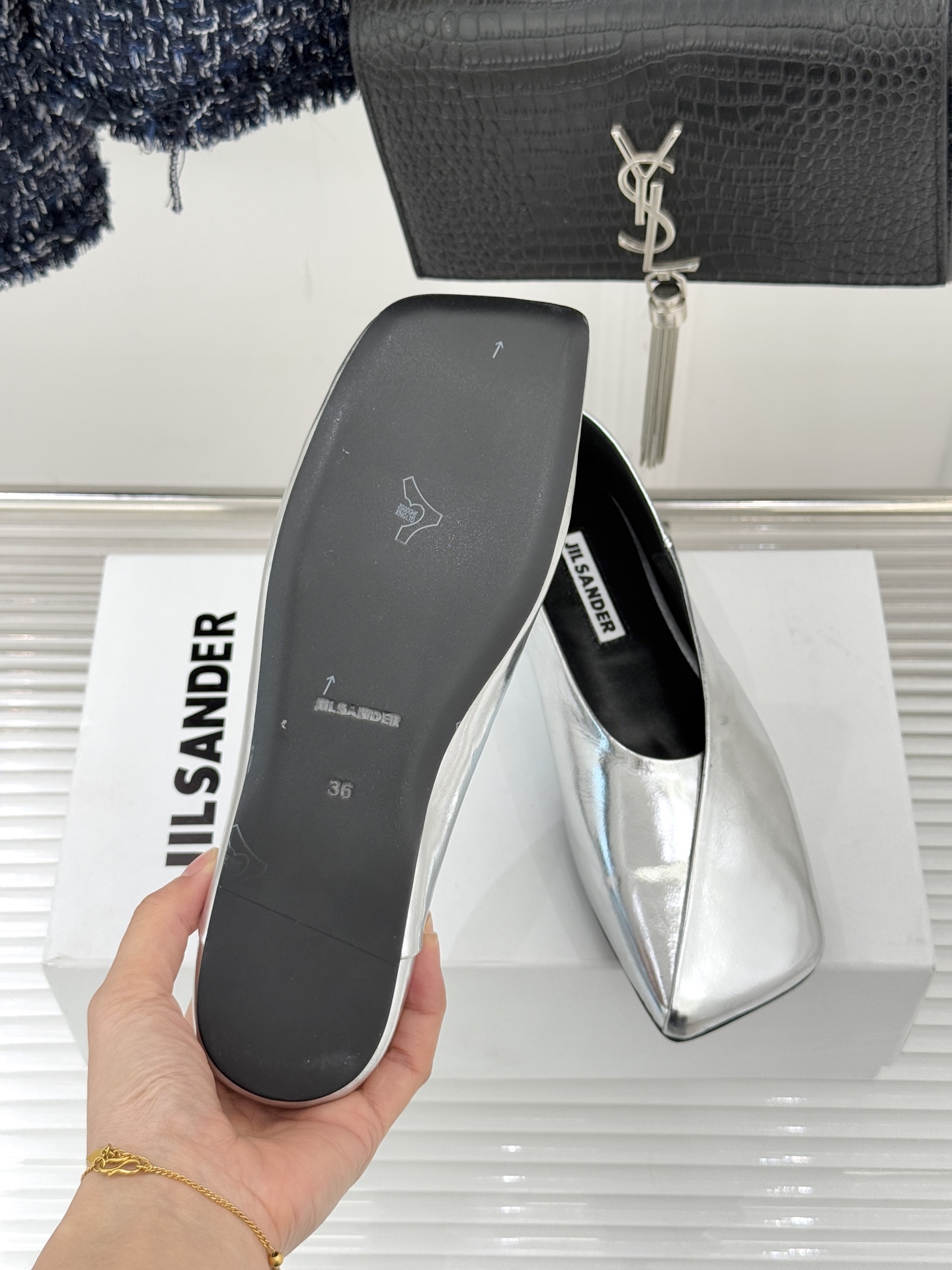 Jil Sander/吉尔桑达极26WF新品简大方头平底单鞋以德国设计的理性美学雕琢极简主义的鞋履范本。