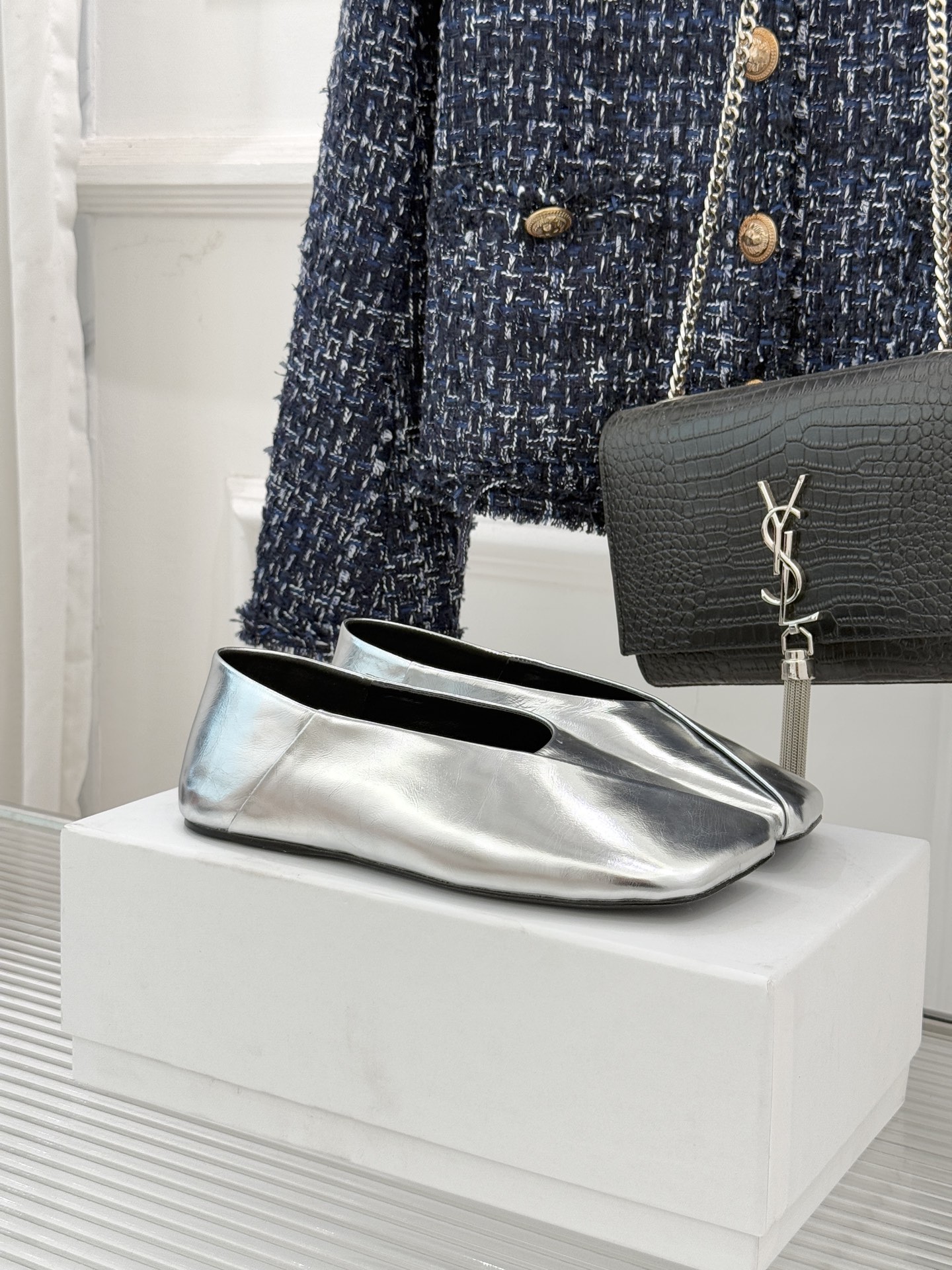 Jil Sander/吉尔桑达极26WF新品简大方头平底单鞋以德国设计的理性美学雕琢极简主义的鞋履范本。