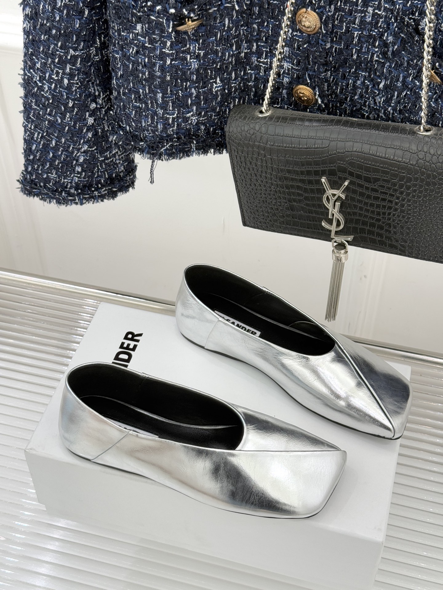 Jil Sander/吉尔桑达极26WF新品简大方头平底单鞋以德国设计的理性美学雕琢极简主义的鞋履范本。