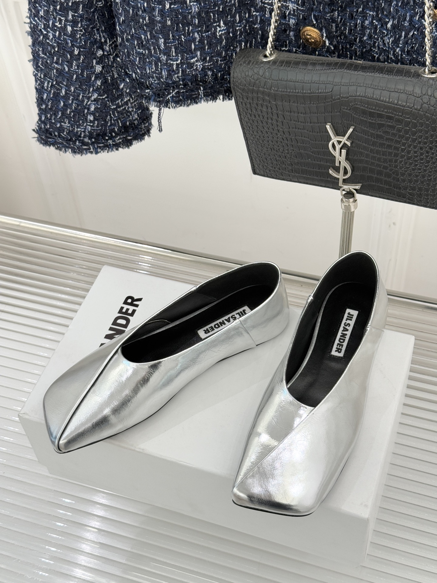 Jil Sander/吉尔桑达极26WF新品简大方头平底单鞋以德国设计的理性美学雕琢极简主义的鞋履范本。